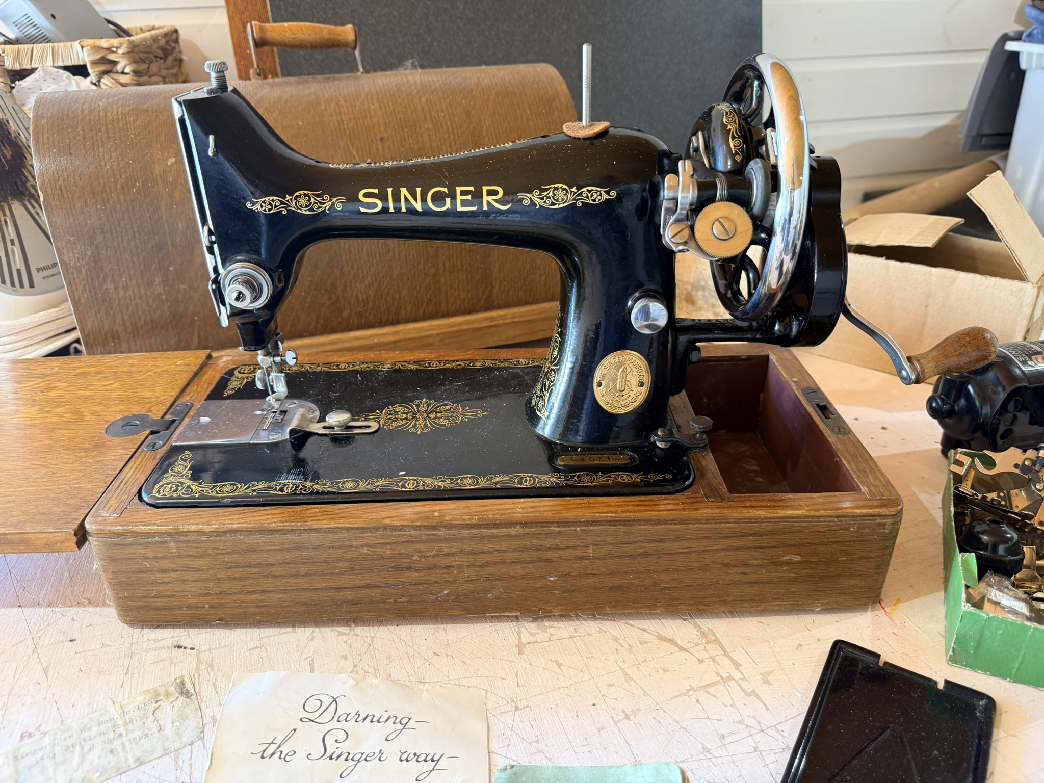 Singer Black Vintage Sewing Machine with Accessories