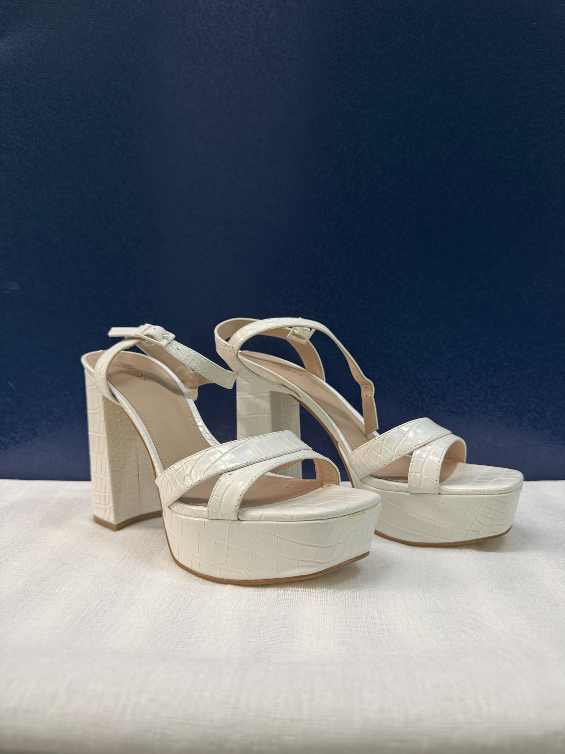 Sandalias de plataforma Guess – Blanco crema efecto coco, talla 40, como nuevas