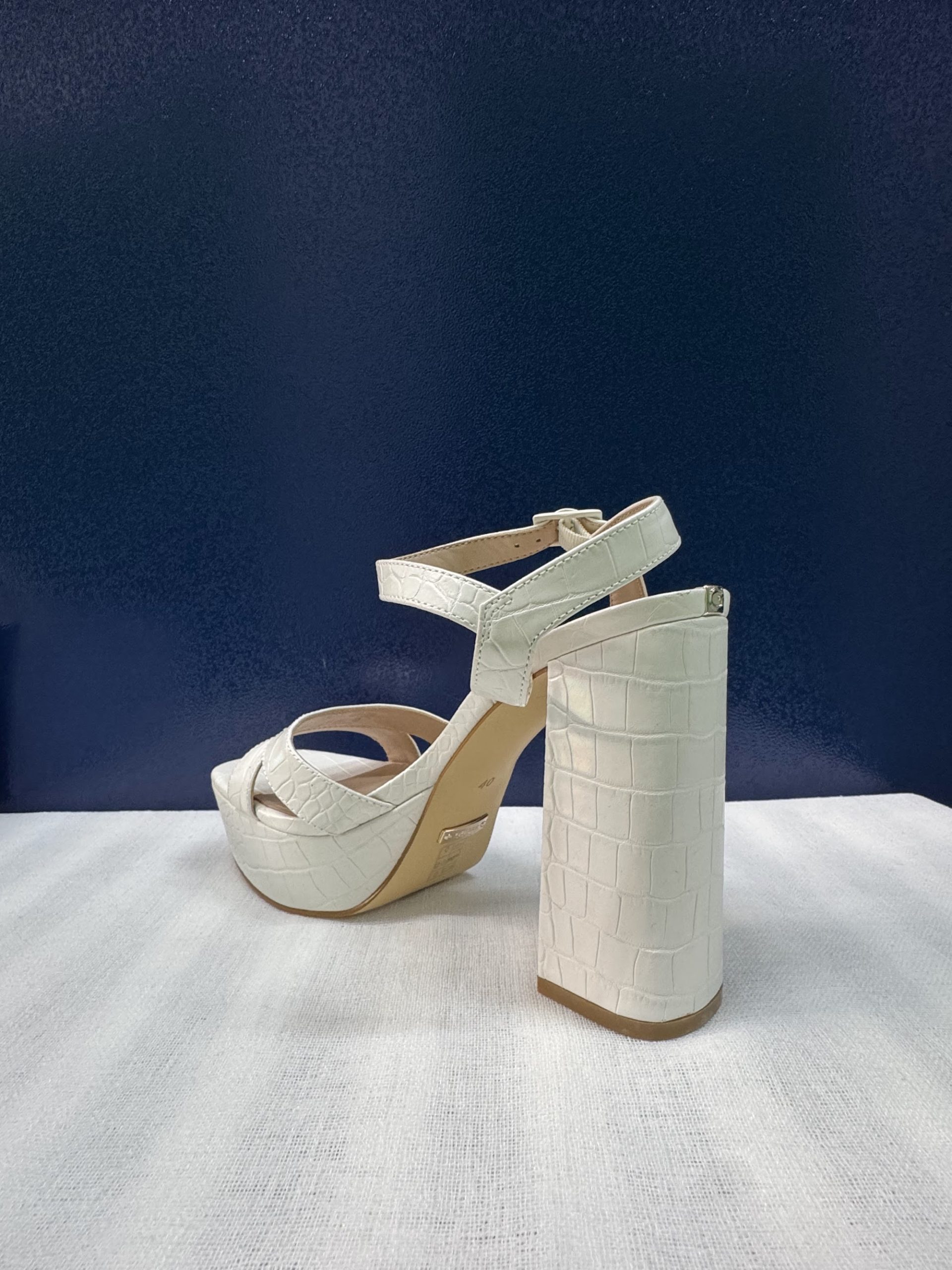 Sandalias de plataforma Guess – Blanco crema efecto coco, talla 40, como nuevas image 2