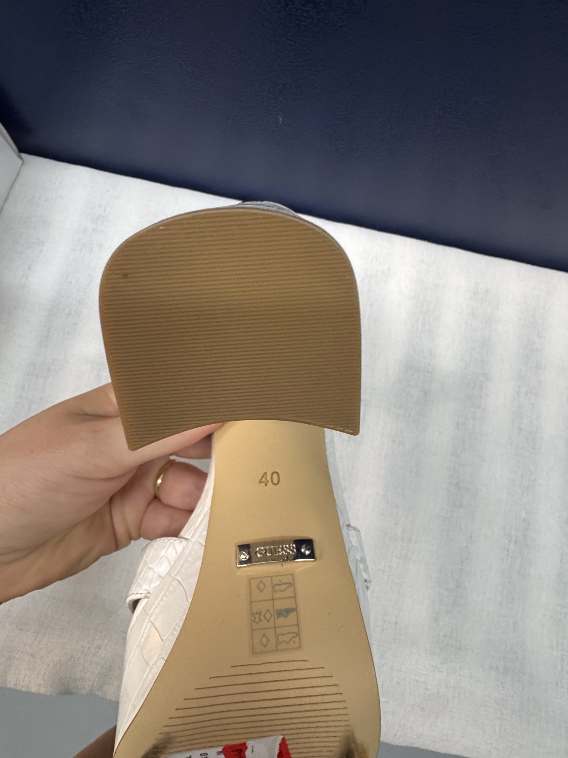 Sandalias de plataforma Guess – Blanco crema efecto coco, talla 40, como nuevas image 3