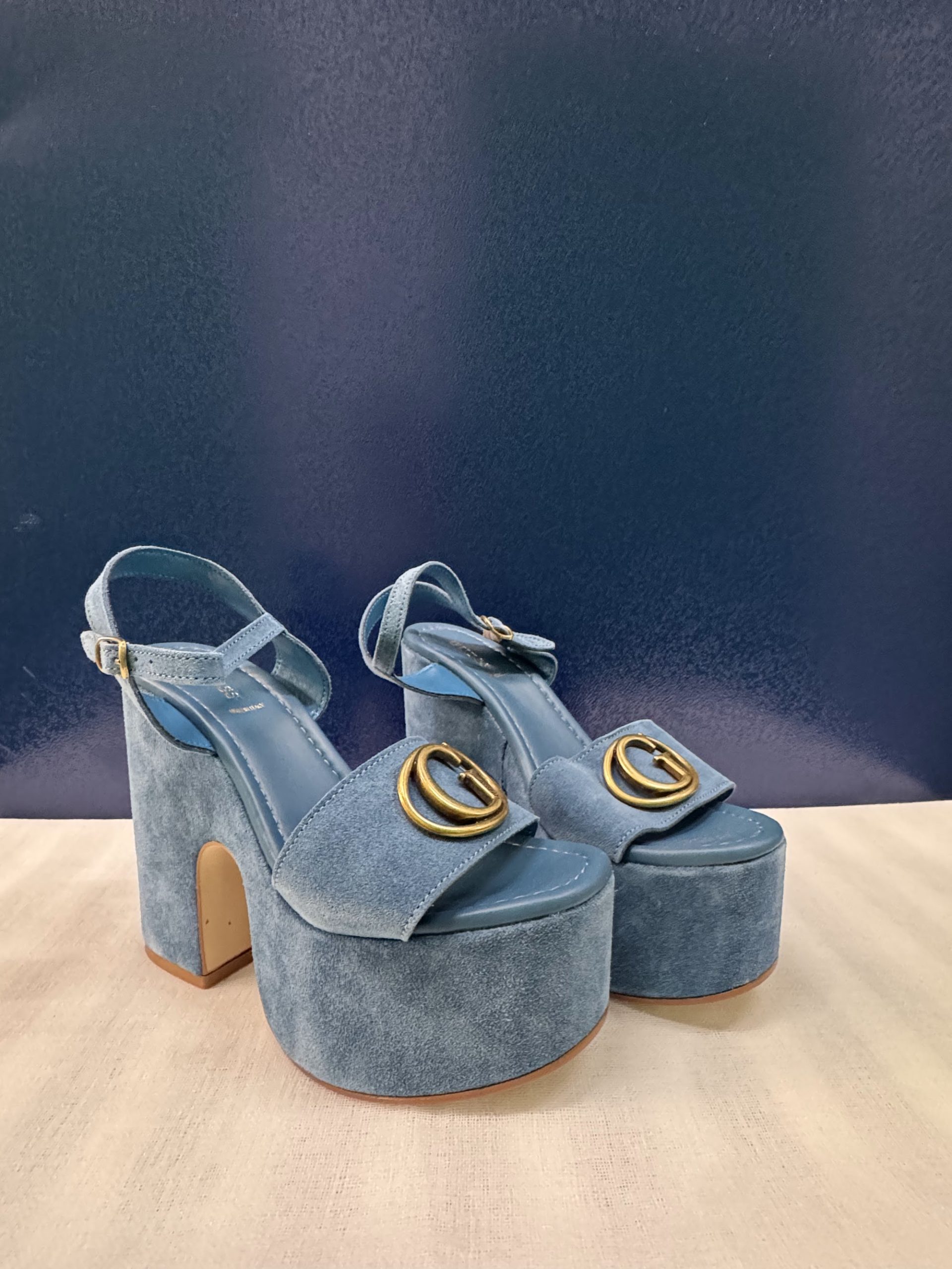 Sandalias de plataforma Guess – Ante azul denim, talla 37, como nuevas