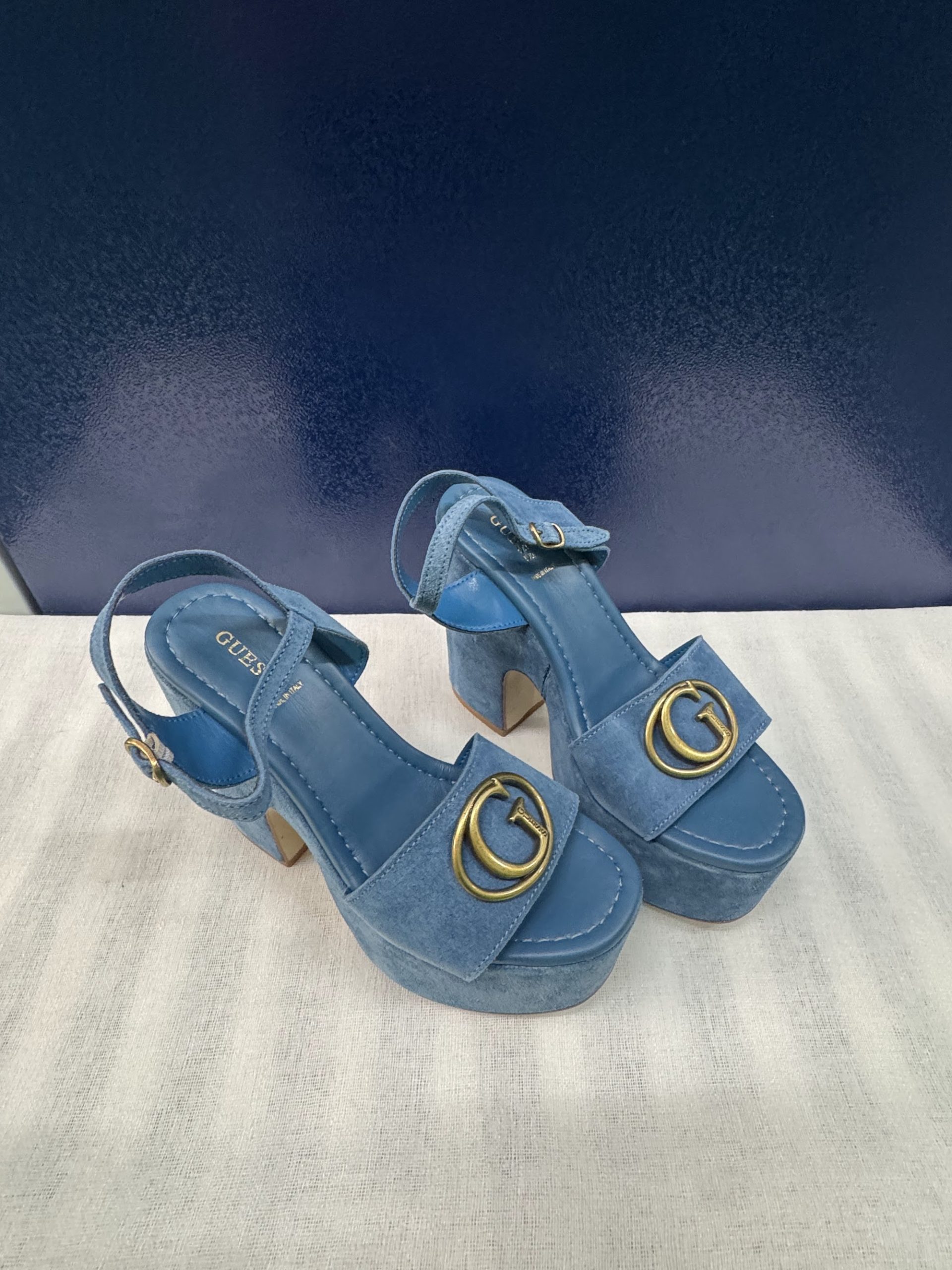 Sandalias de plataforma Guess – Ante azul denim, talla 37, como nuevas image 2