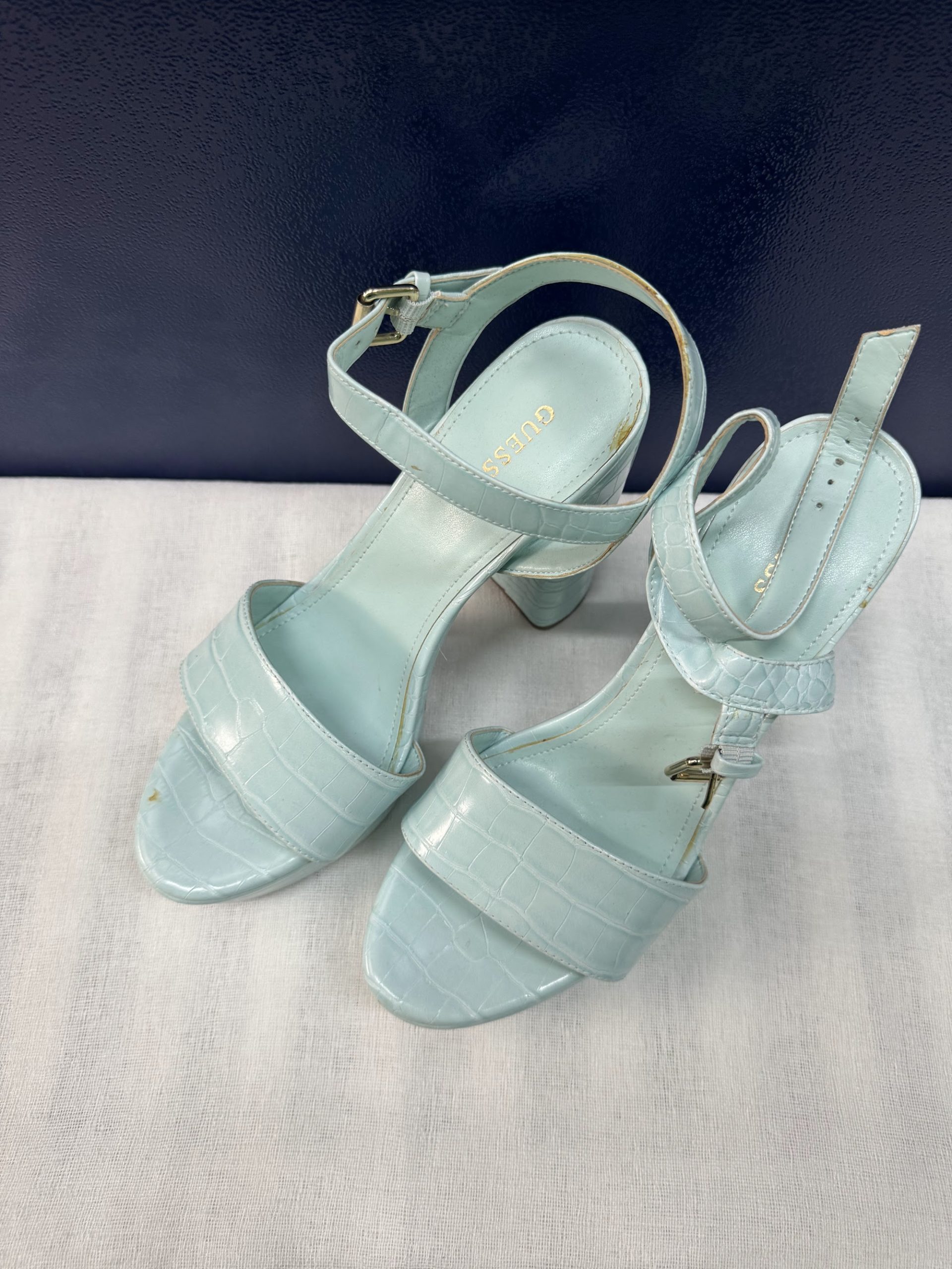 Sandalias de plataforma Guess – Azul menta efecto coco, talla 40, muy buen estado image 2