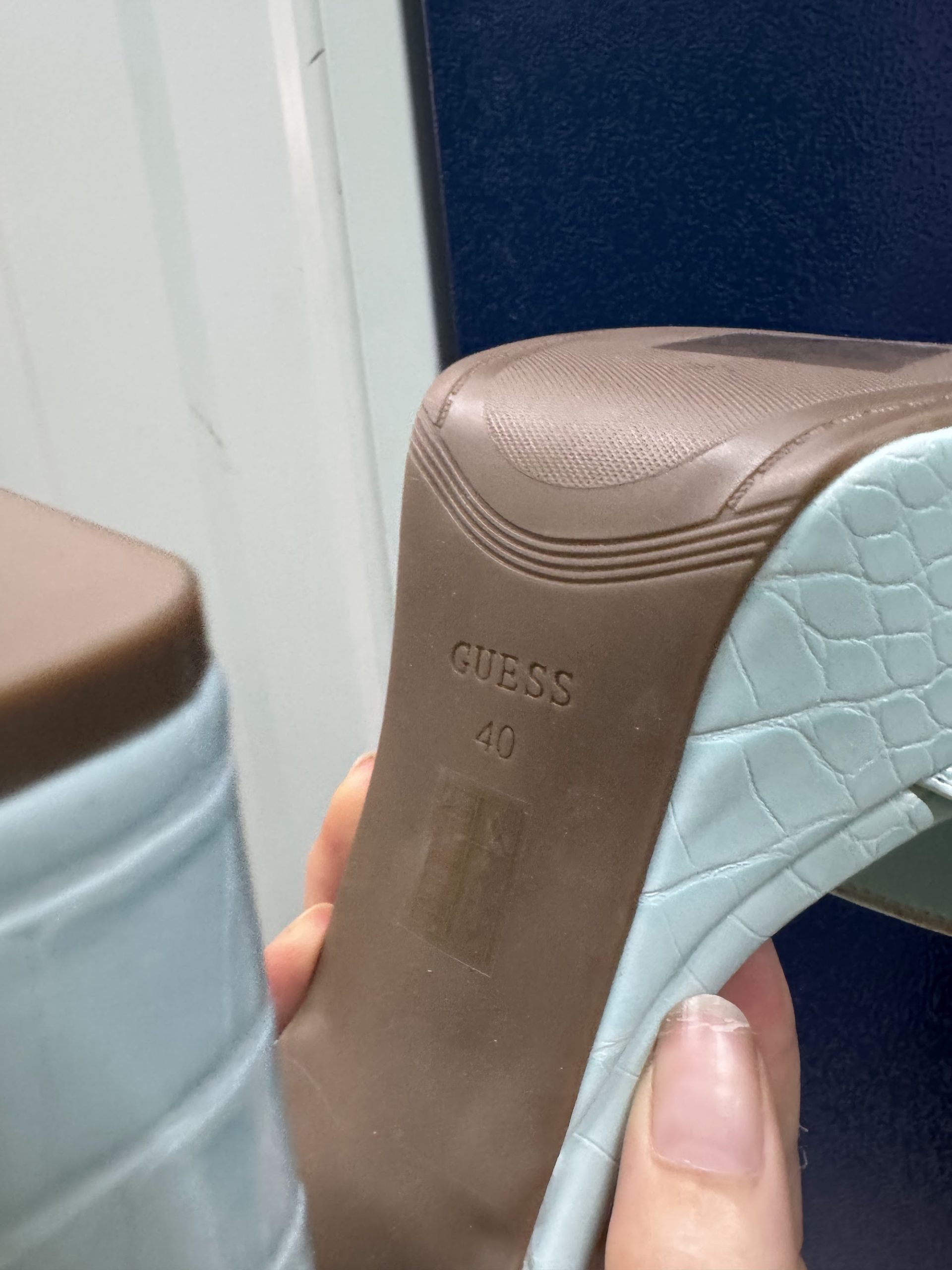 Sandalias de plataforma Guess – Azul menta efecto coco, talla 40, muy buen estado image 3