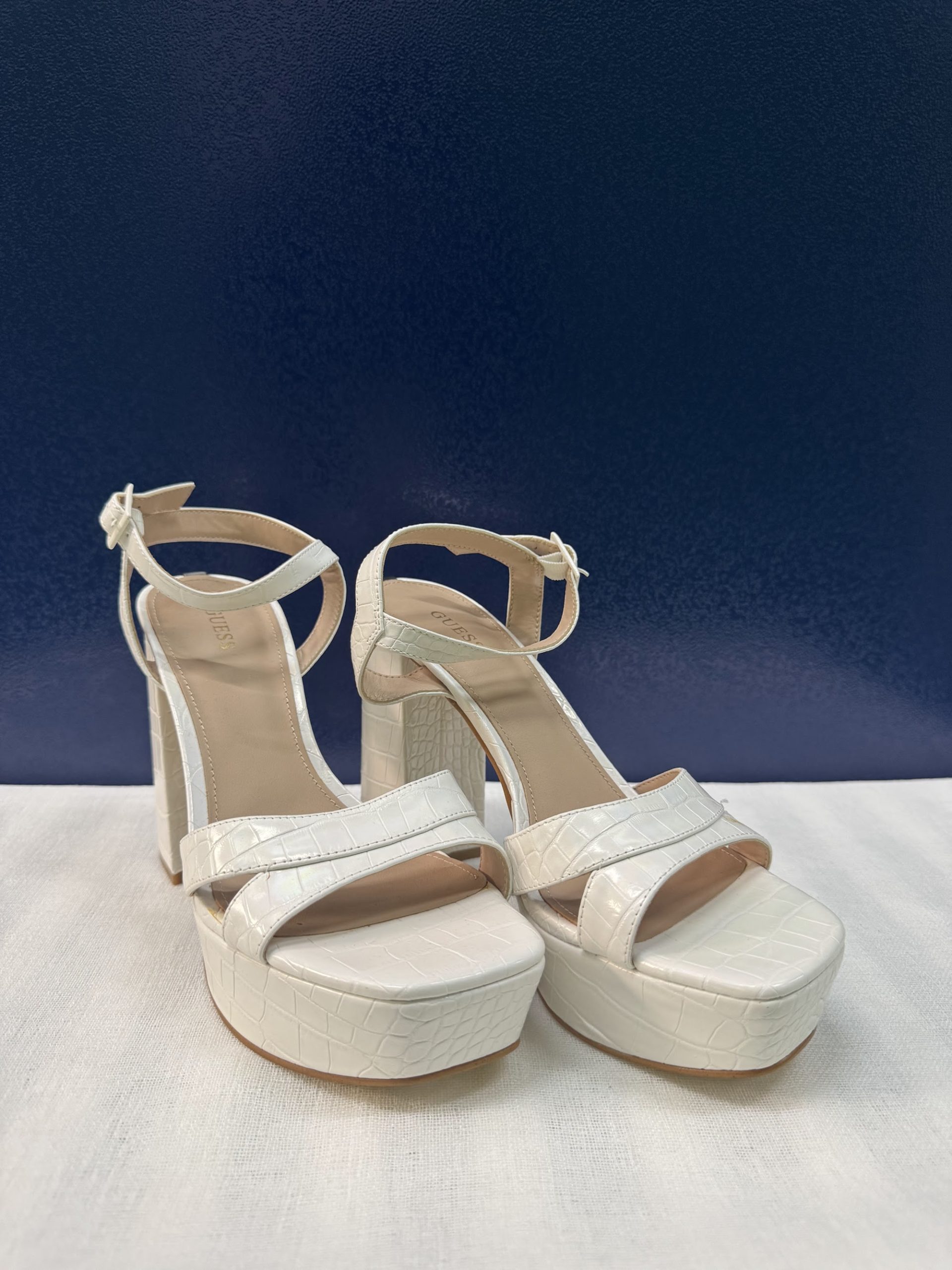 Sandalias de plataforma Guess – Blanco iridiscente, talla 39, como nuevas