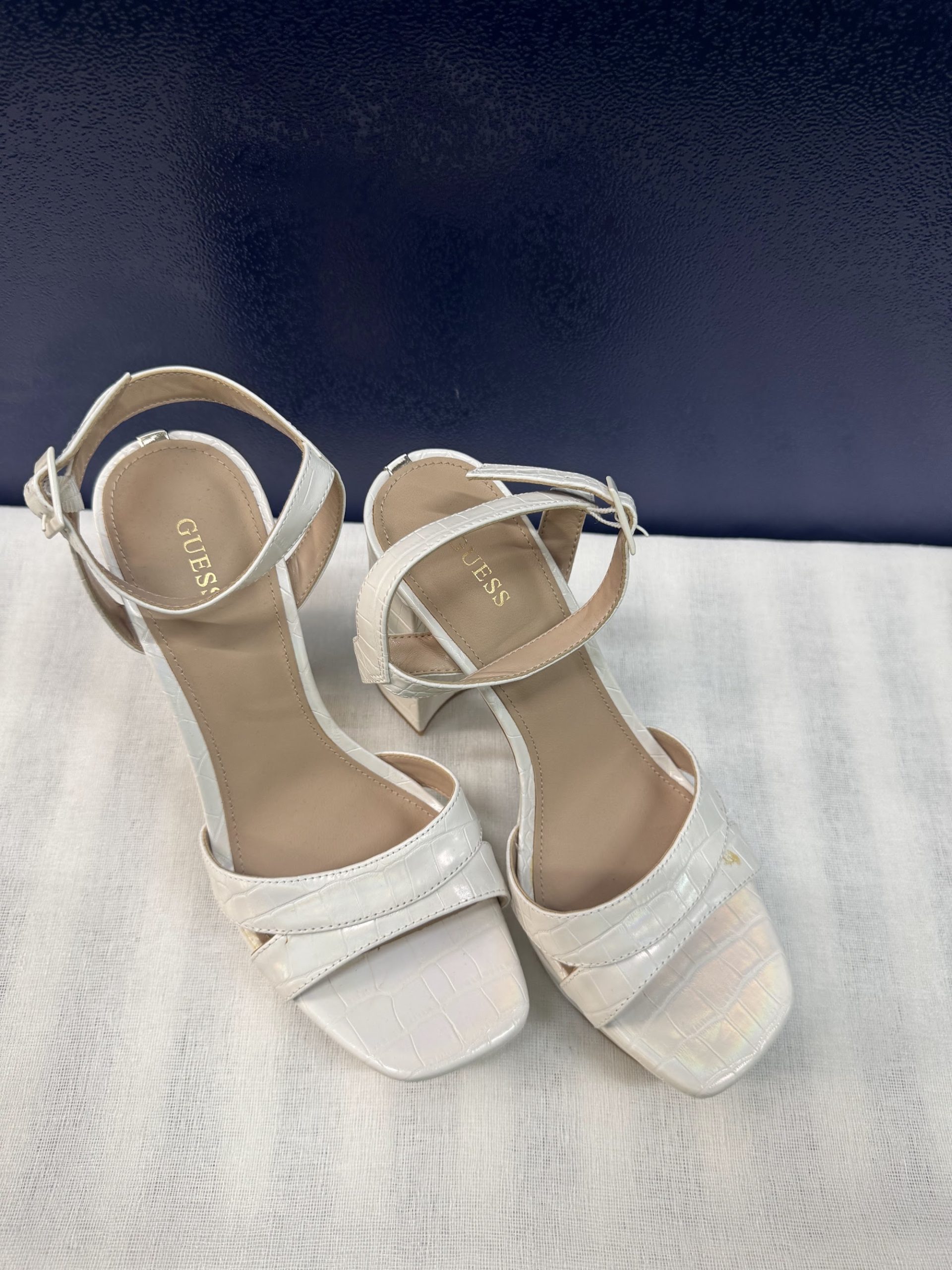 Sandalias de plataforma Guess – Blanco iridiscente, talla 39, como nuevas image 2