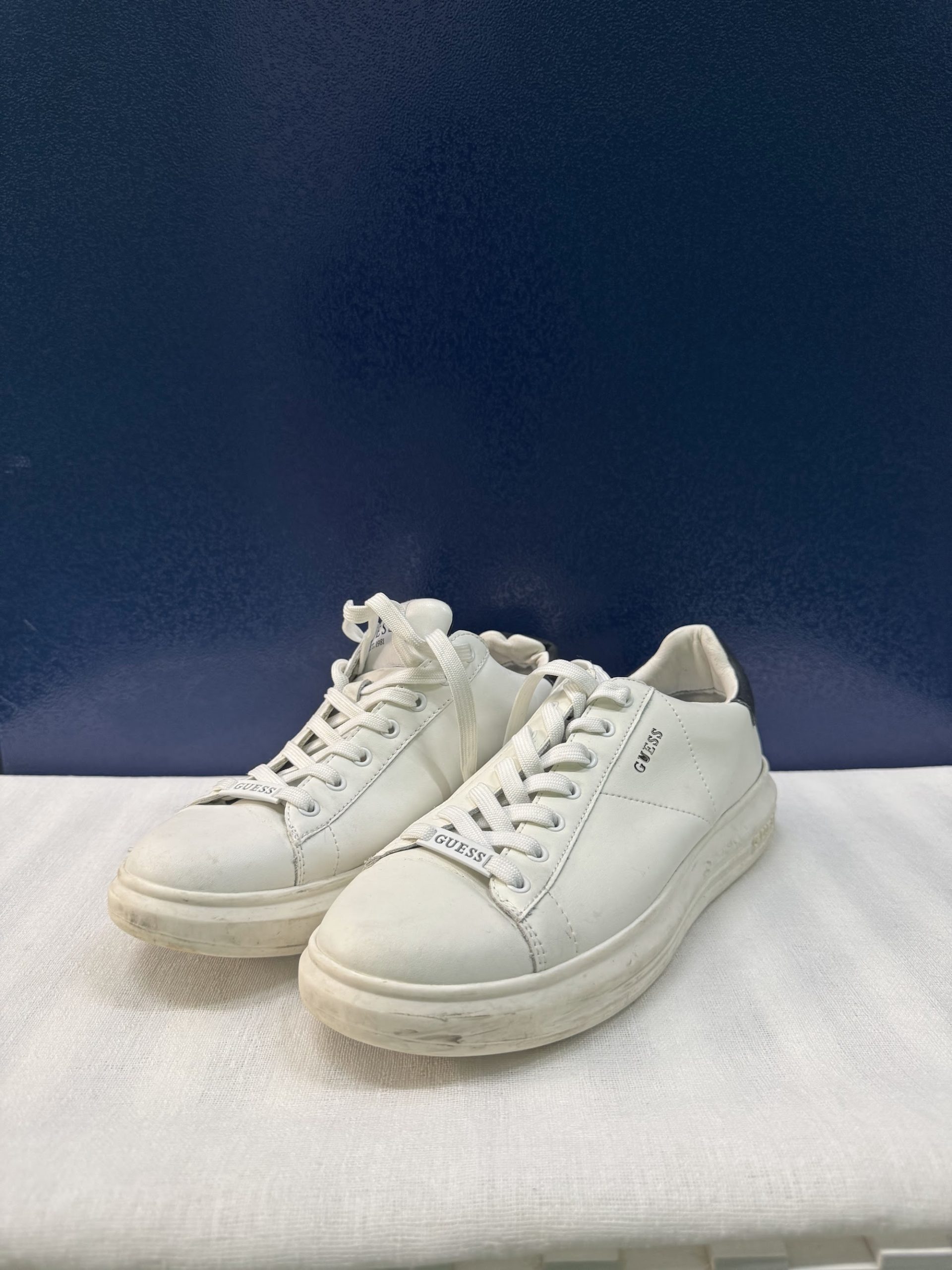 Zapatillas Guess Vibo (FM8VIBLEL12) – Blanco/negro, talla 41, usadas