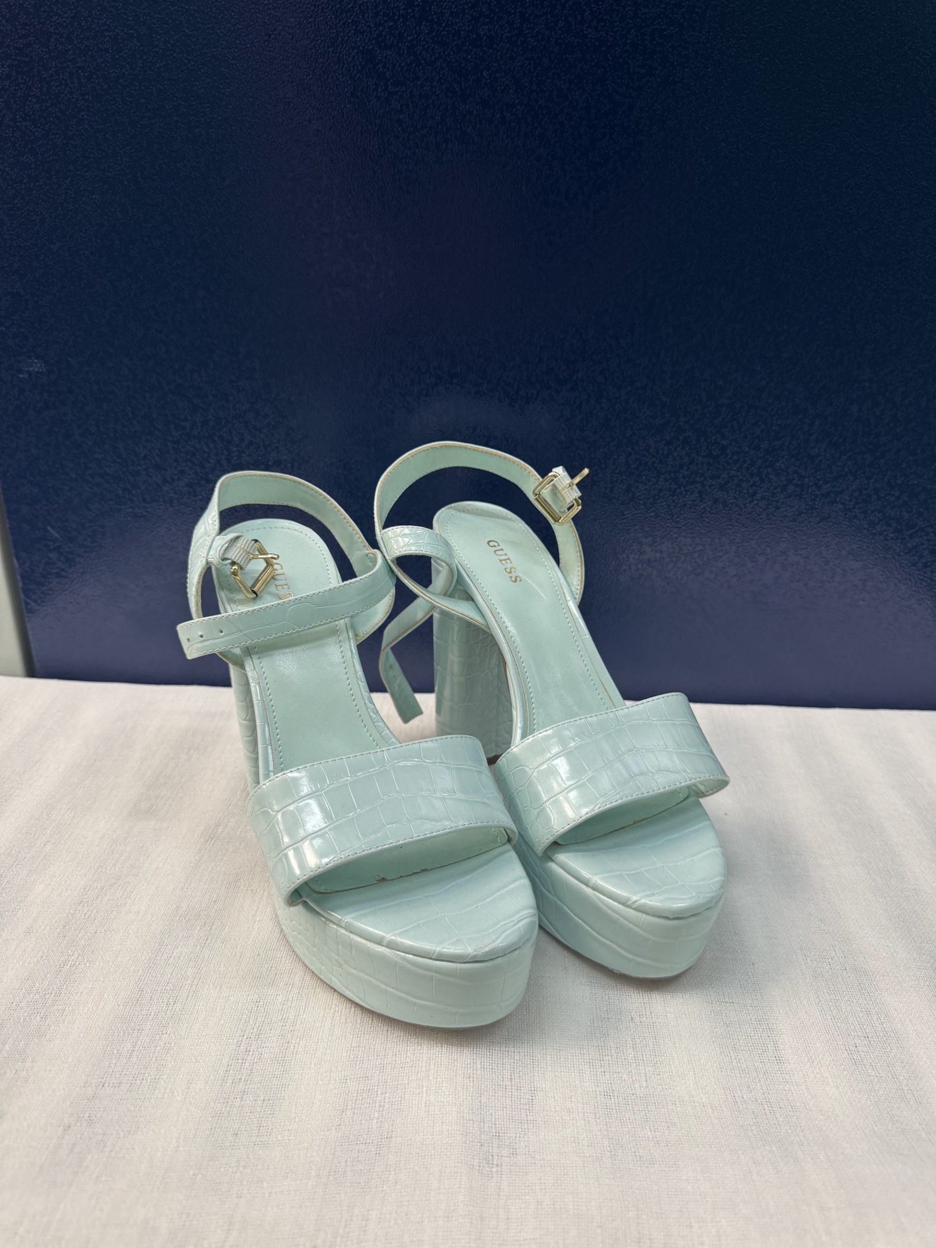 Sandalias de plataforma Guess – Aguamarina efecto coco, talla 39, muy buen estado