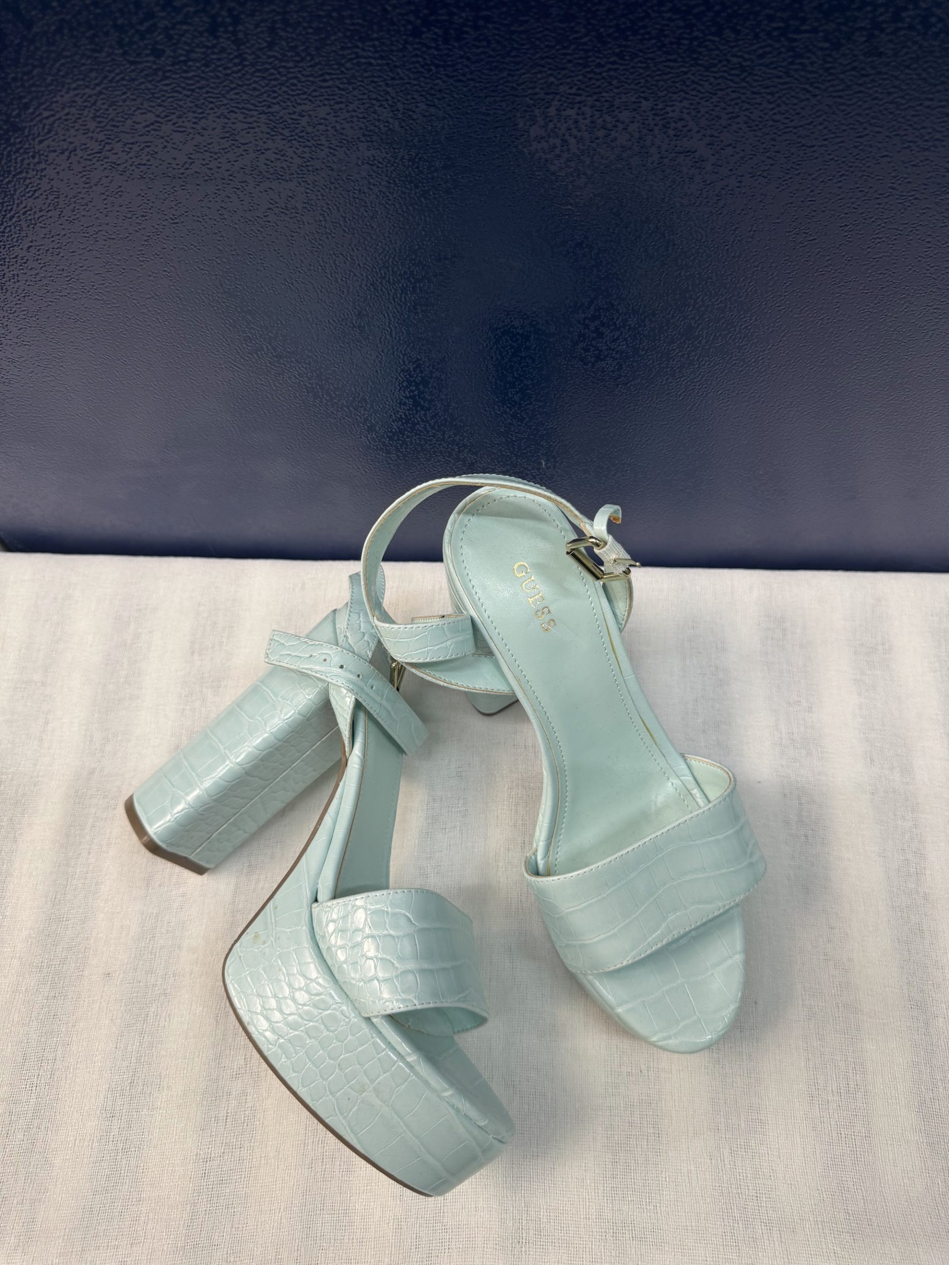 Sandalias de plataforma Guess – Aguamarina efecto coco, talla 39, muy buen estado image 2