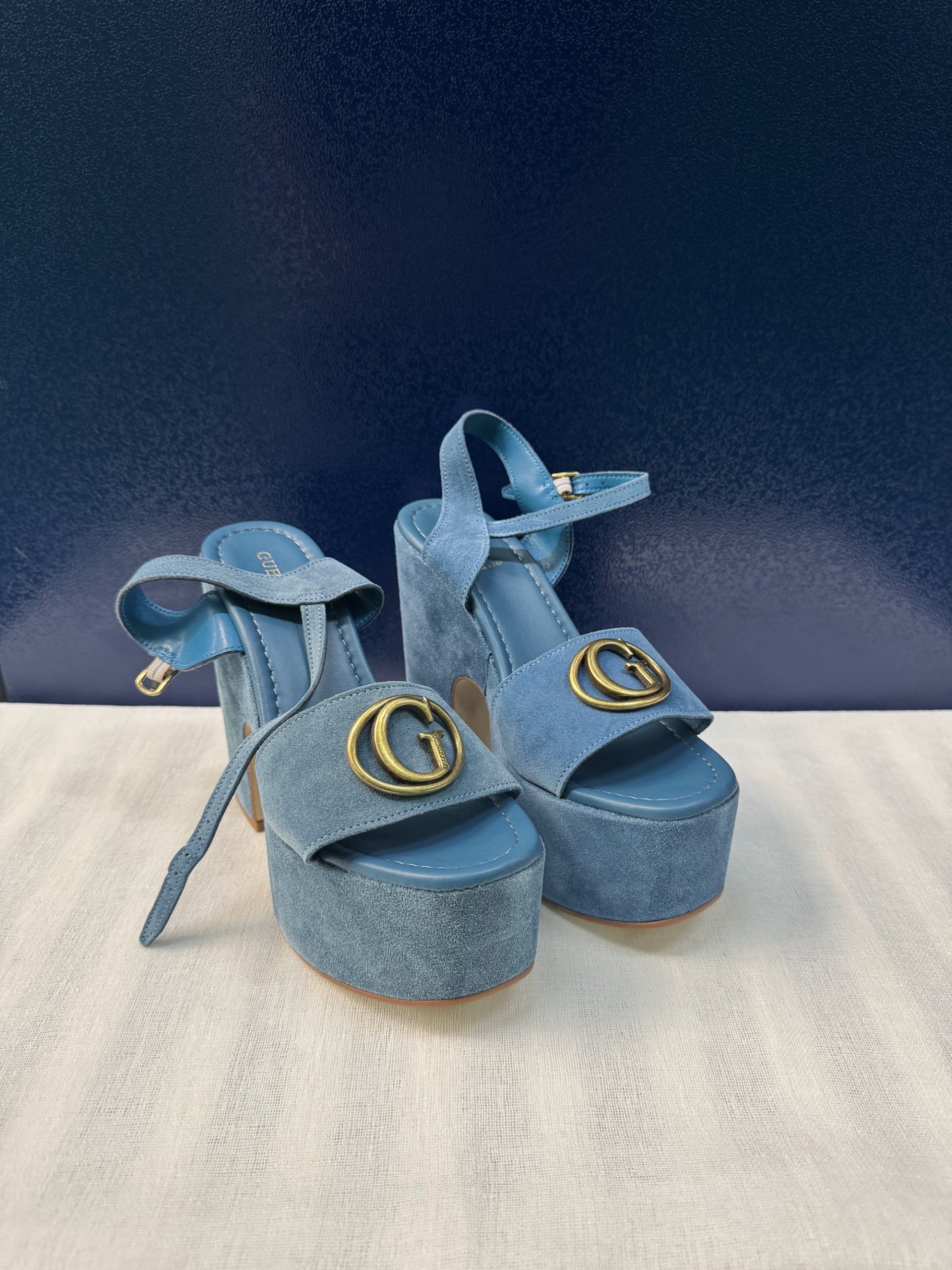 Sandalias de plataforma Guess – Ante azul denim, talla 39, como nuevas