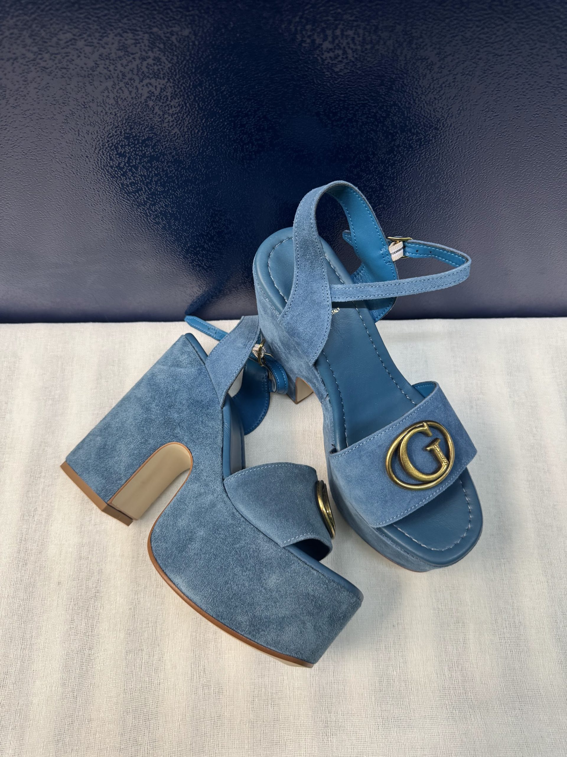 Sandalias de plataforma Guess – Ante azul denim, talla 39, como nuevas image 2