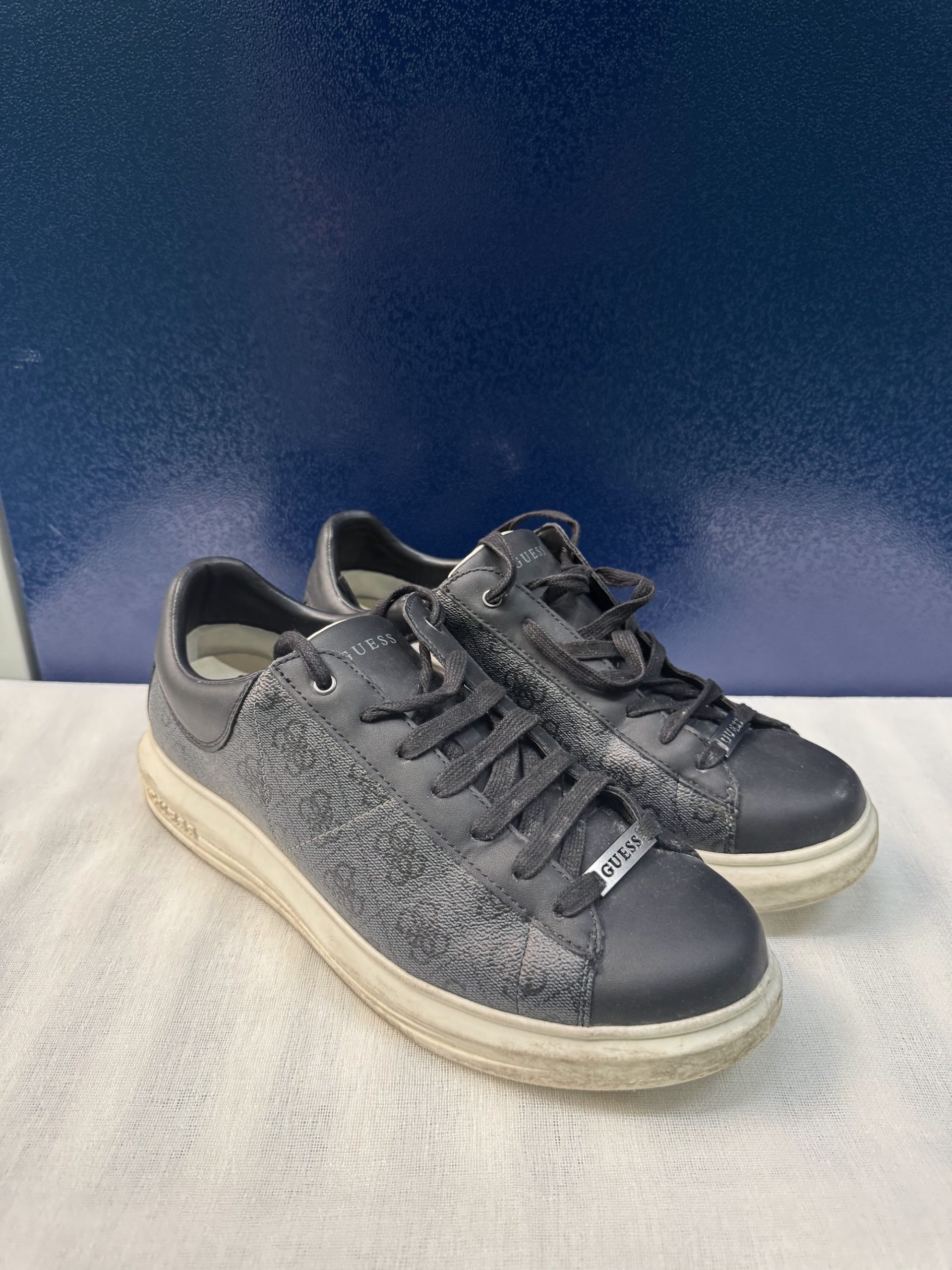 Zapatillas Guess Vibo (FM5VIBFAB12) – Negro monograma 4G, talla 45, usadas