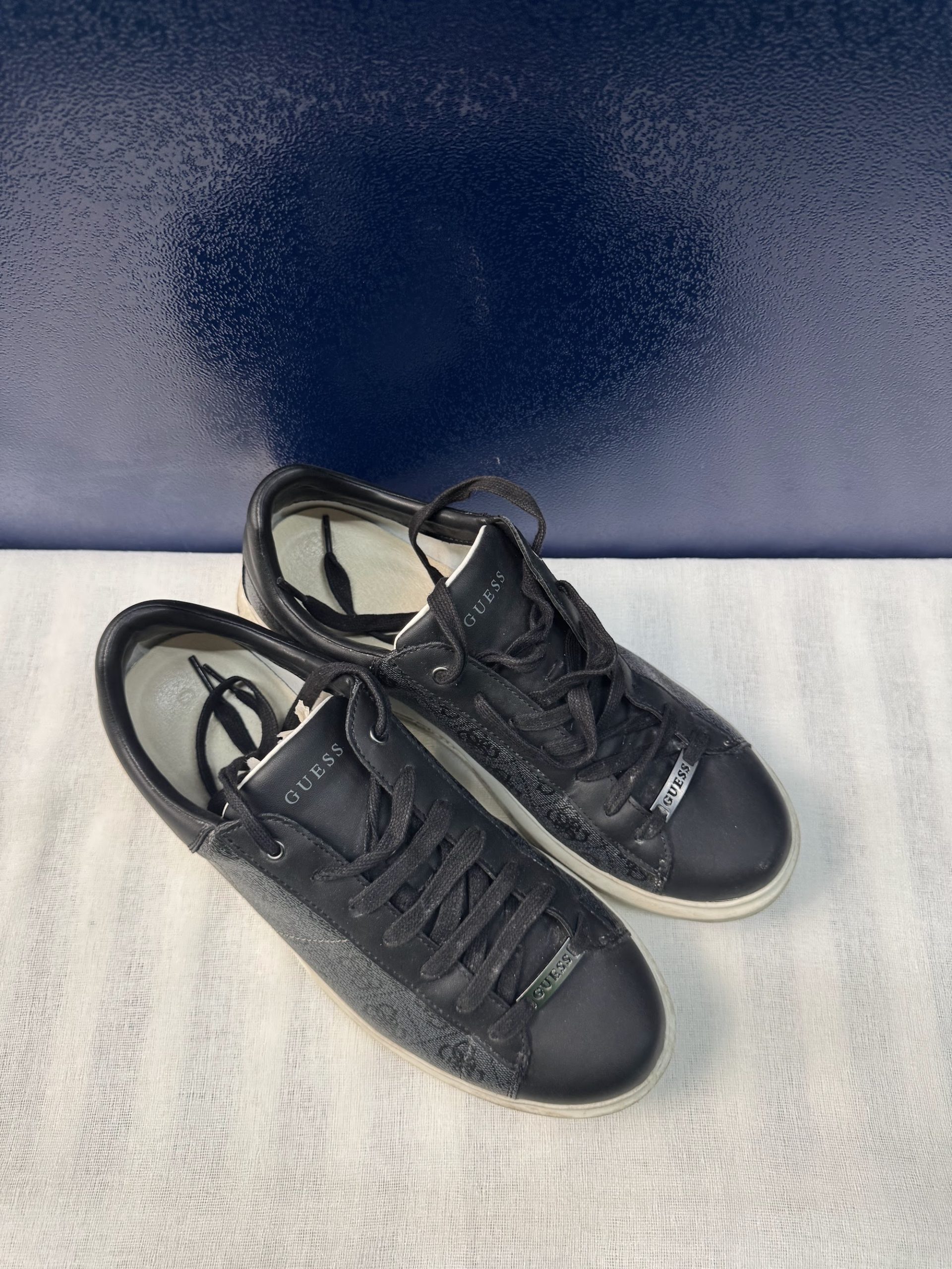 Zapatillas Guess Vibo (FM5VIBFAB12) – Negro monograma 4G, talla 45, usadas image 2