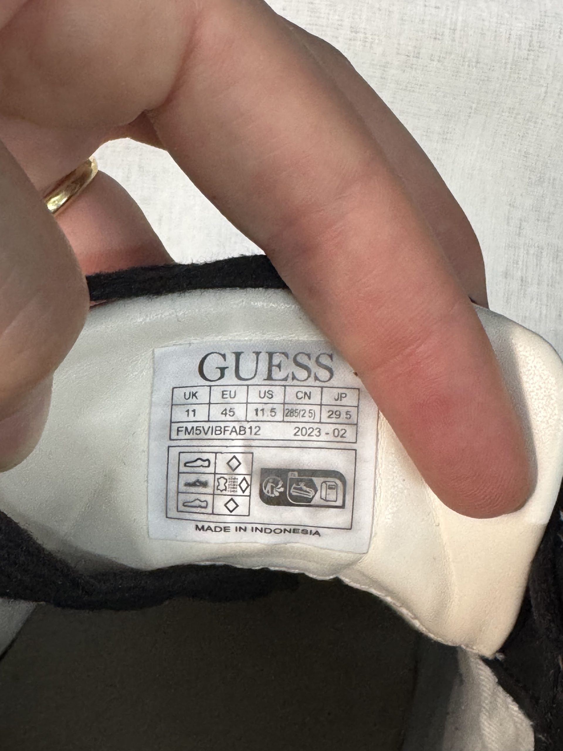 Zapatillas Guess Vibo (FM5VIBFAB12) – Negro monograma 4G, talla 45, usadas image 3