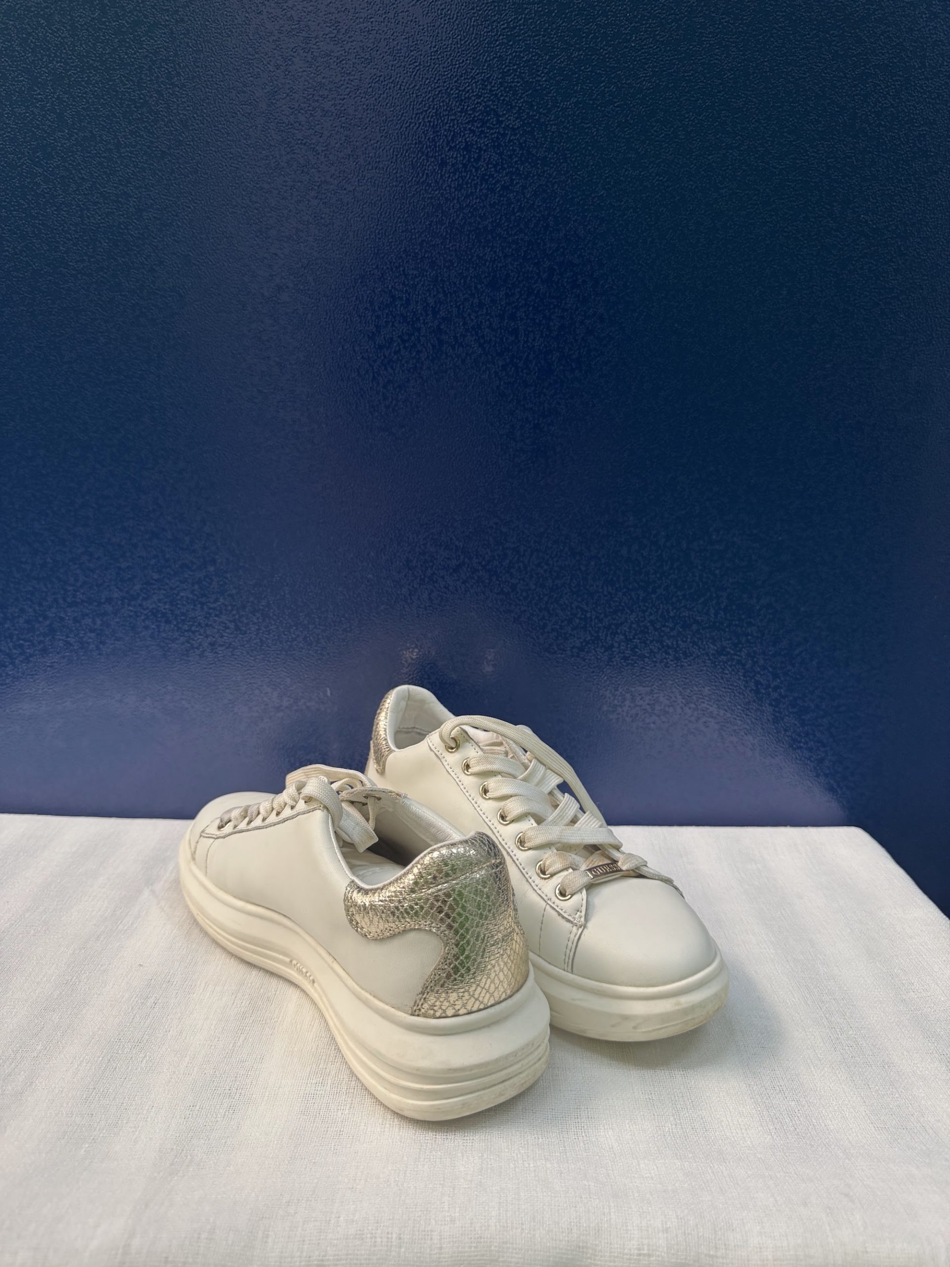 Zapatillas plataforma Guess Vibay (FL8VIBLEA12) – Blanco/dorado, talla 36, poco uso
