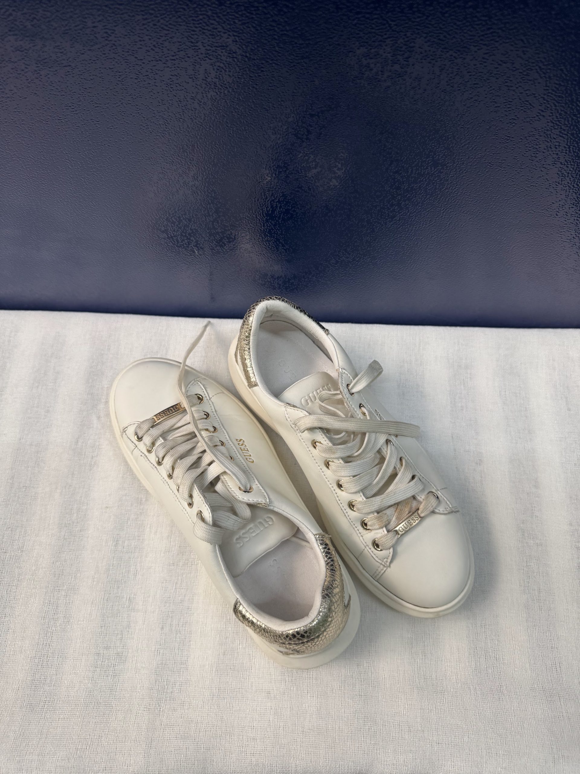 Zapatillas plataforma Guess Vibay (FL8VIBLEA12) – Blanco/dorado, talla 36, poco uso image 2