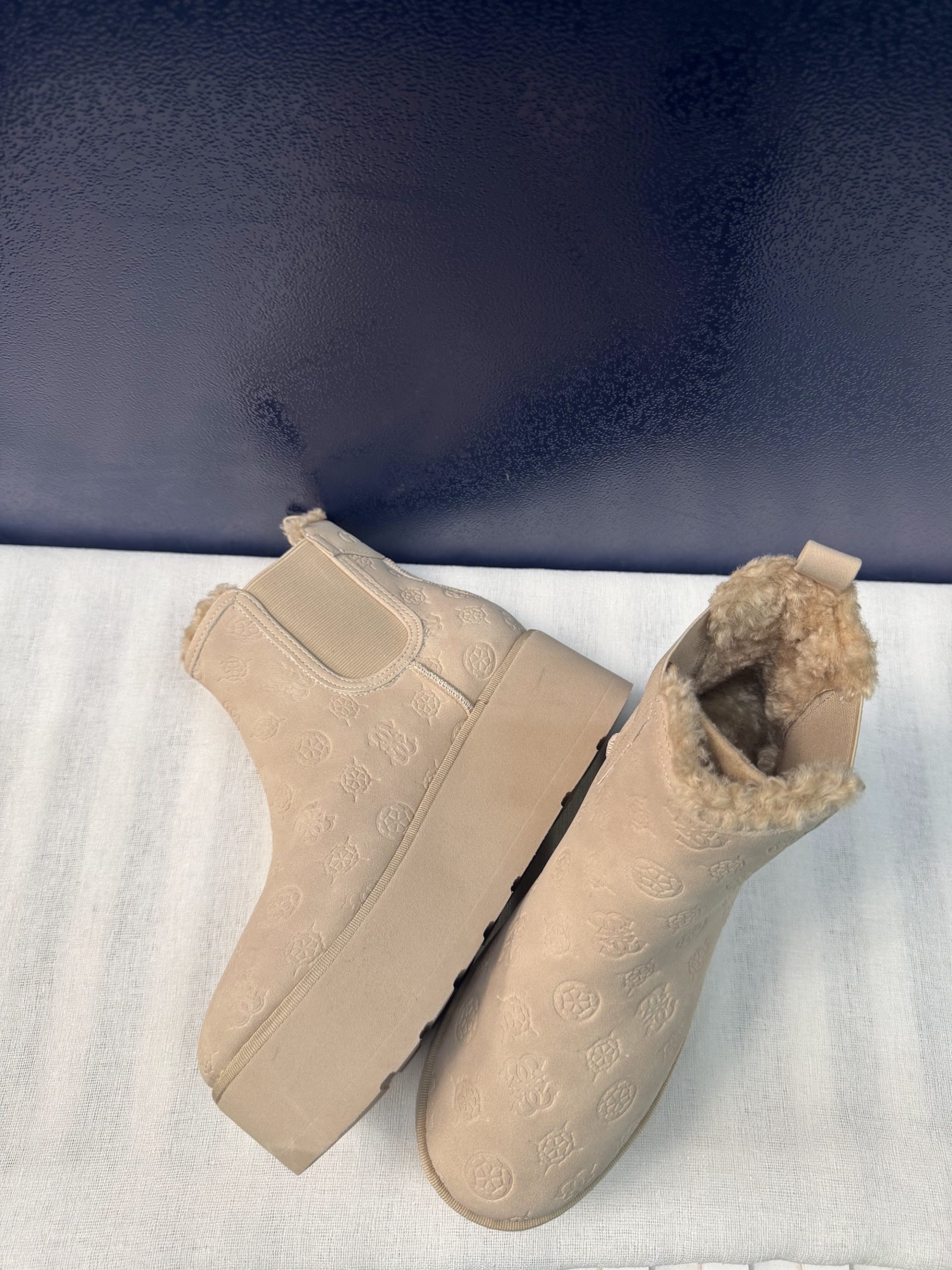 Botines chelsea Guess con borrego – Beige, talla 37, como nuevos image 2