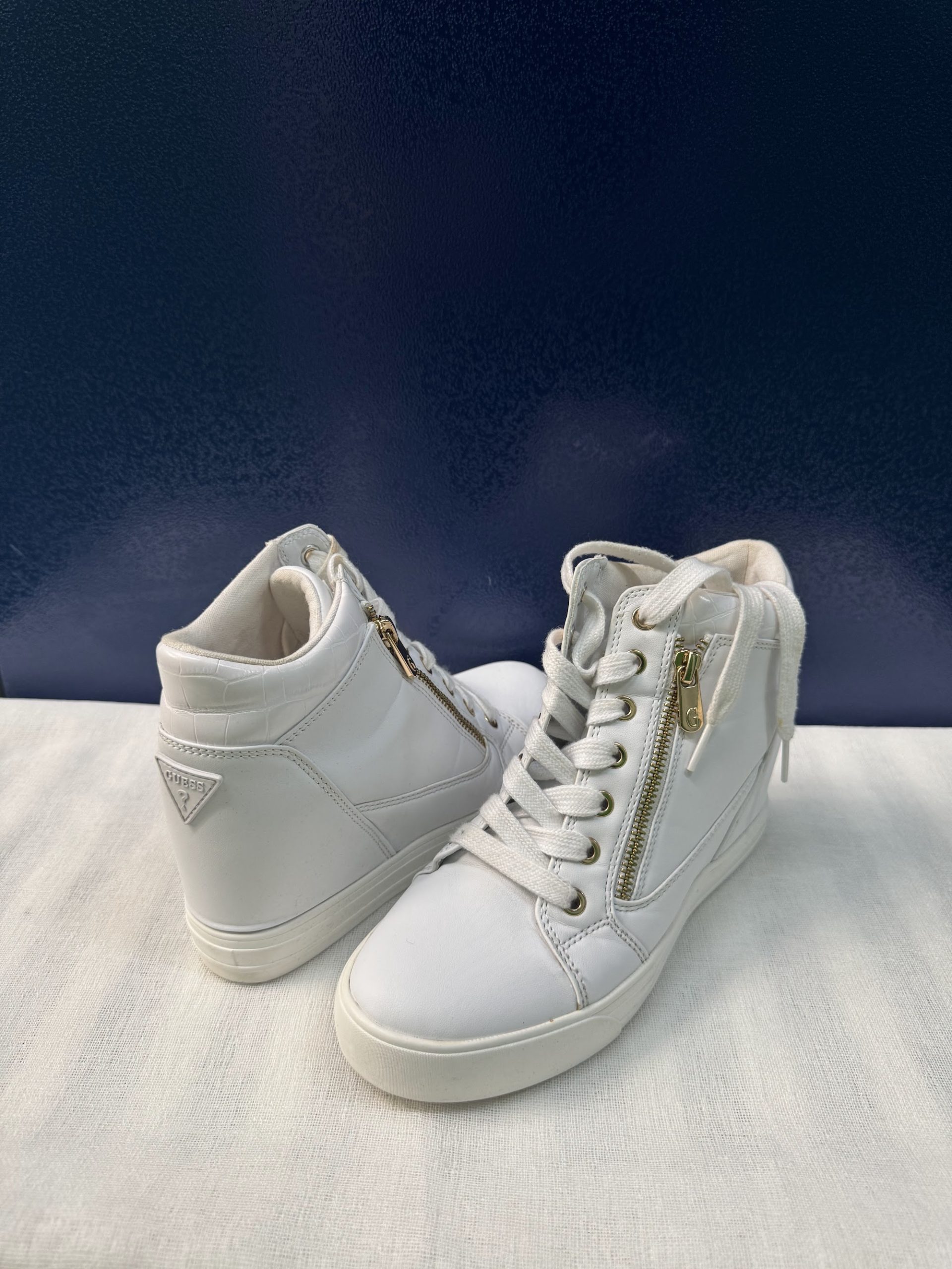 Sneakers de cuña Guess (FLODANELE12) – Blanco, talla 38, poco uso