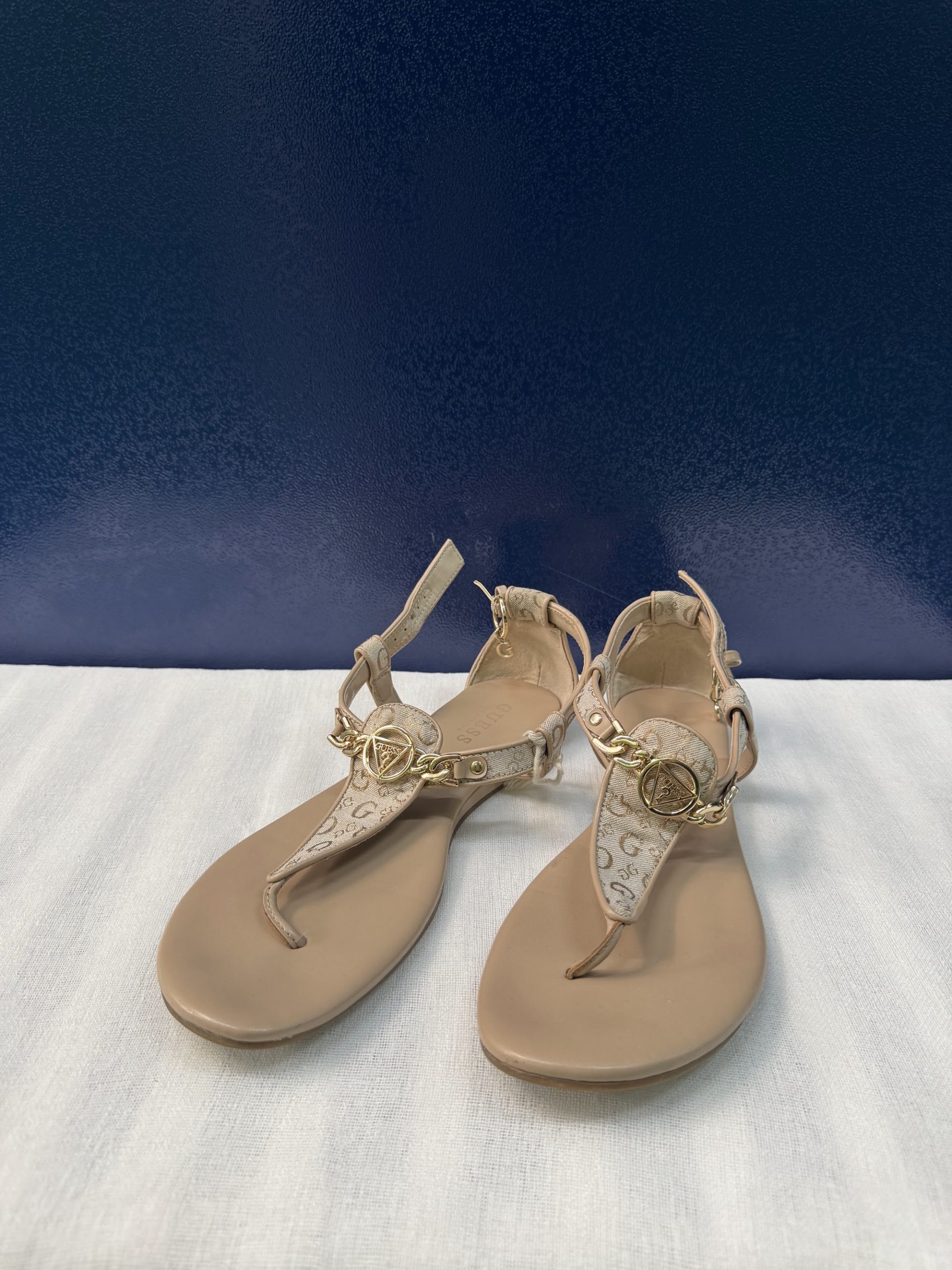 Sandalias planas Guess monograma – Beige/nude, talla 40, poco uso