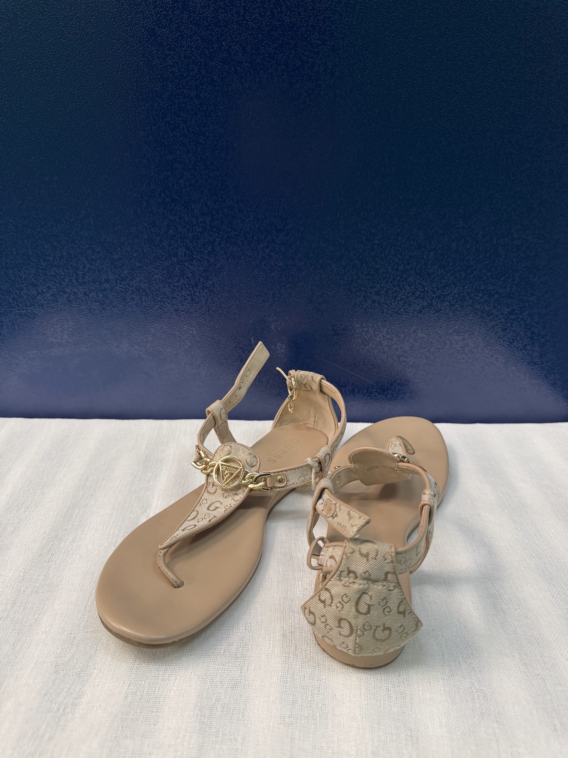 Sandalias planas Guess monograma – Beige/nude, talla 40, poco uso image 2
