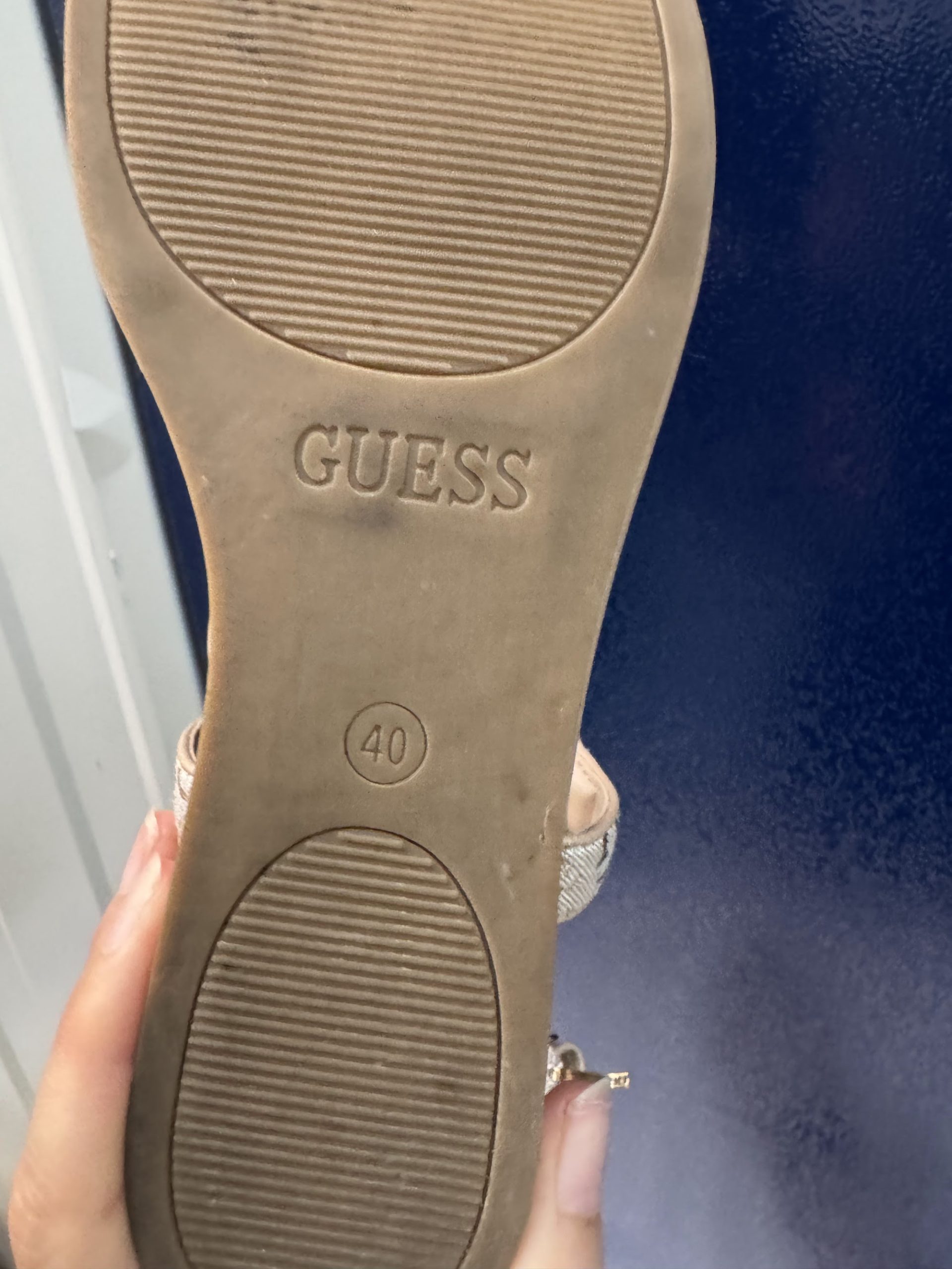 Sandalias planas Guess monograma – Beige/nude, talla 40, poco uso image 3