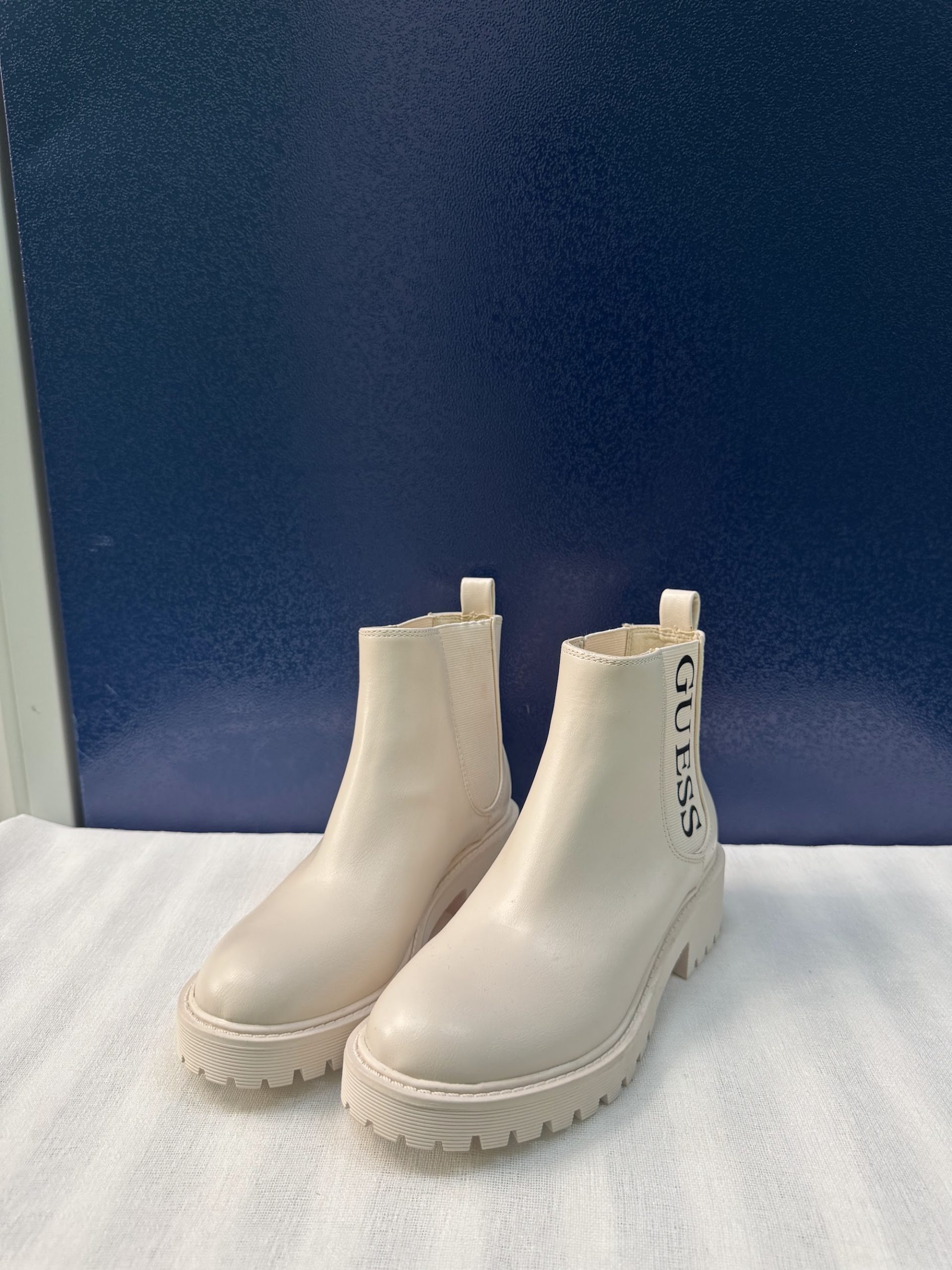 Botines chelsea Guess Skylena (FLOSKIELE10) – Crema, talla 36, como nuevos