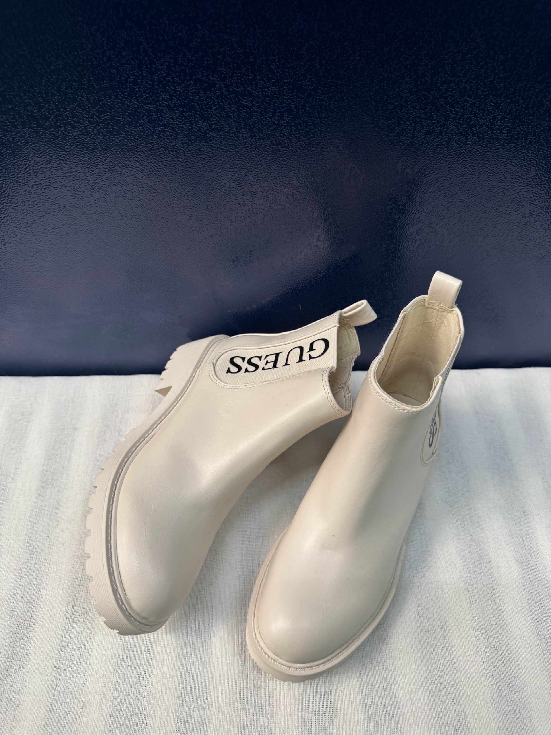 Botines chelsea Guess Skylena (FLOSKIELE10) – Crema, talla 36, como nuevos image 2
