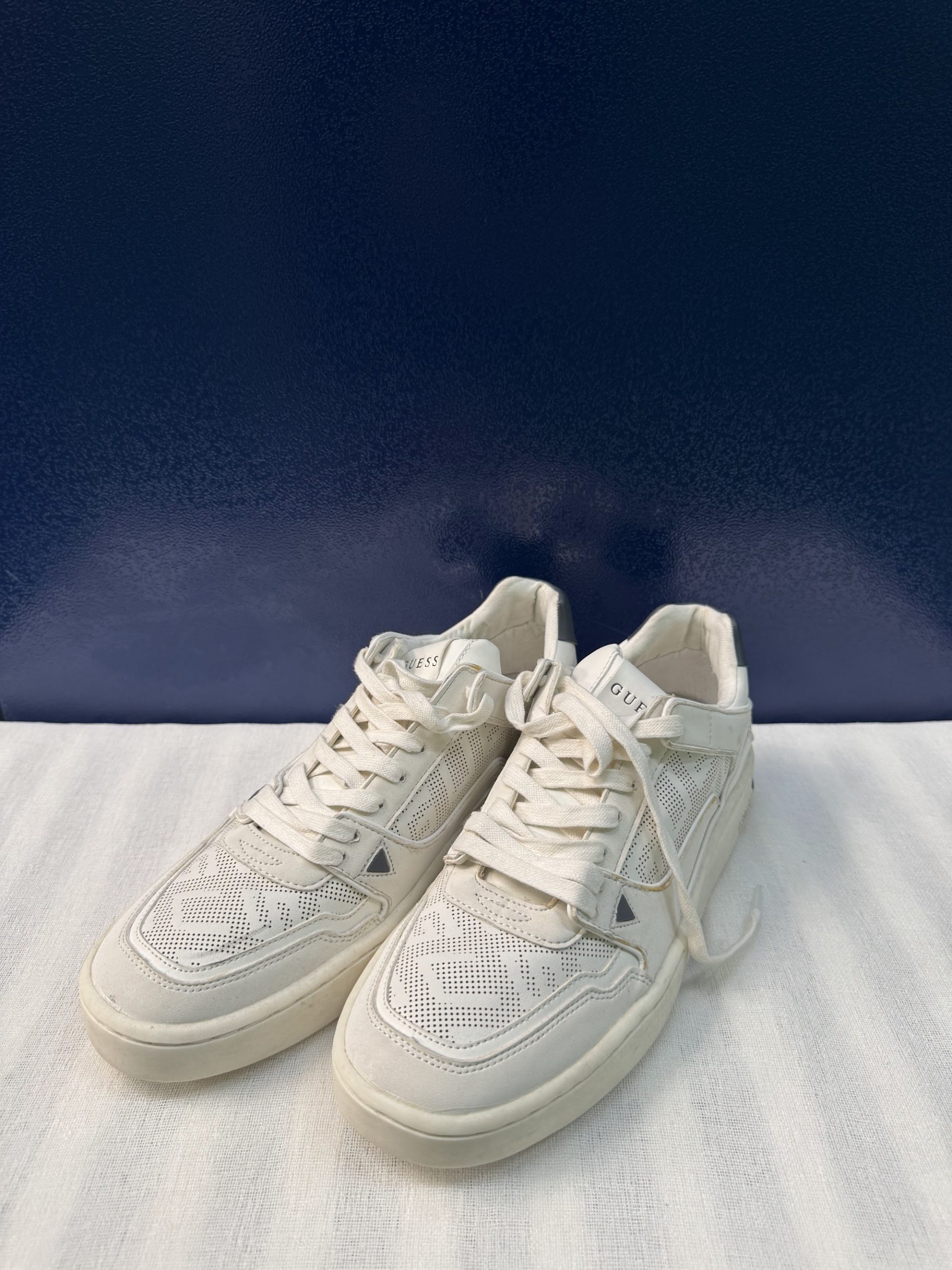 Zapatillas Guess (FM7VBLFAL12) – Blanco crudo, talla 43, usadas