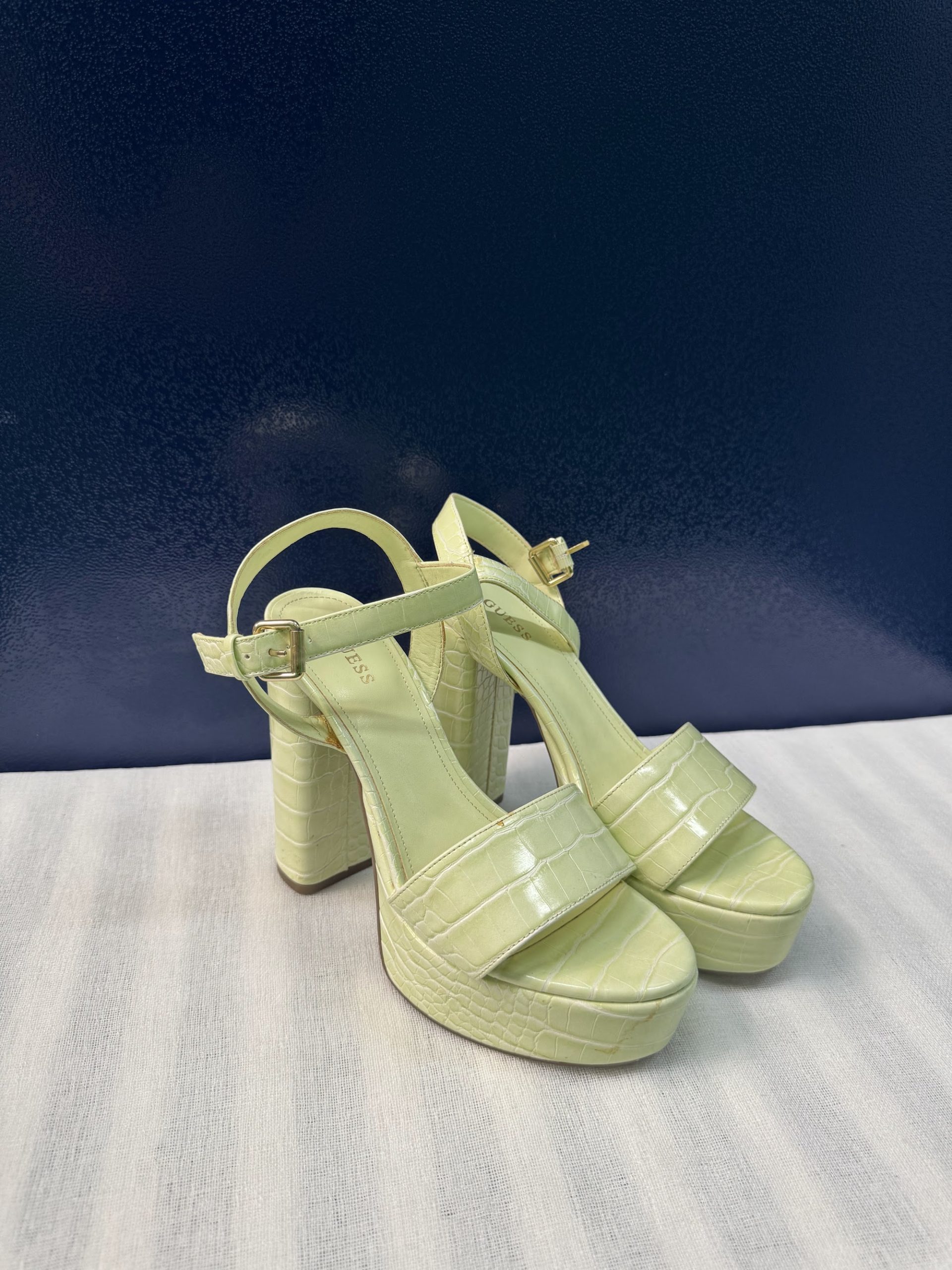 Sandalias plataforma Guess Gabelle – Verde pistacho, talla 38, como nuevas