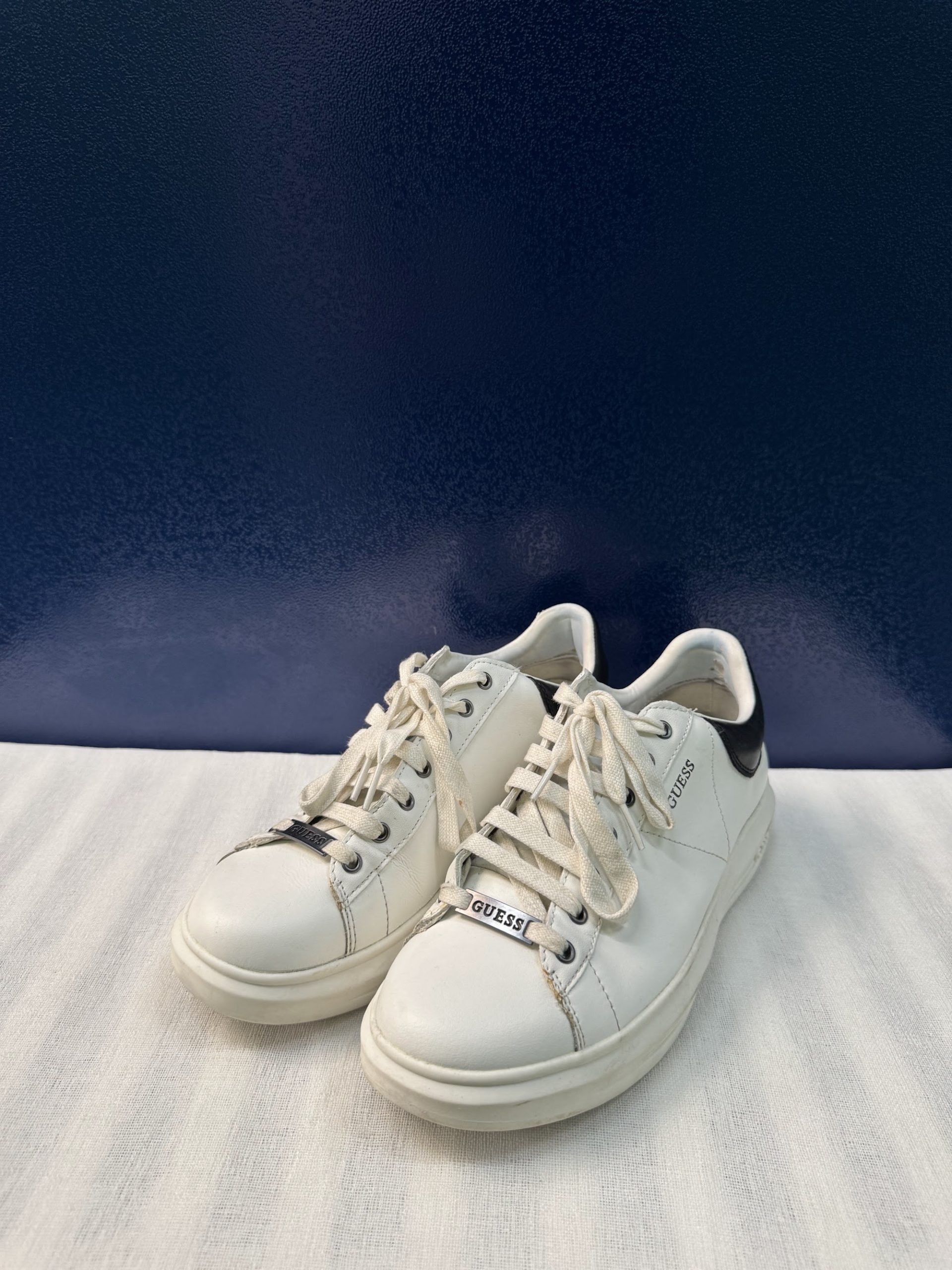 Zapatillas Guess Vibo (FM5VIBELE12) – Blanco/negro, talla 42, usadas