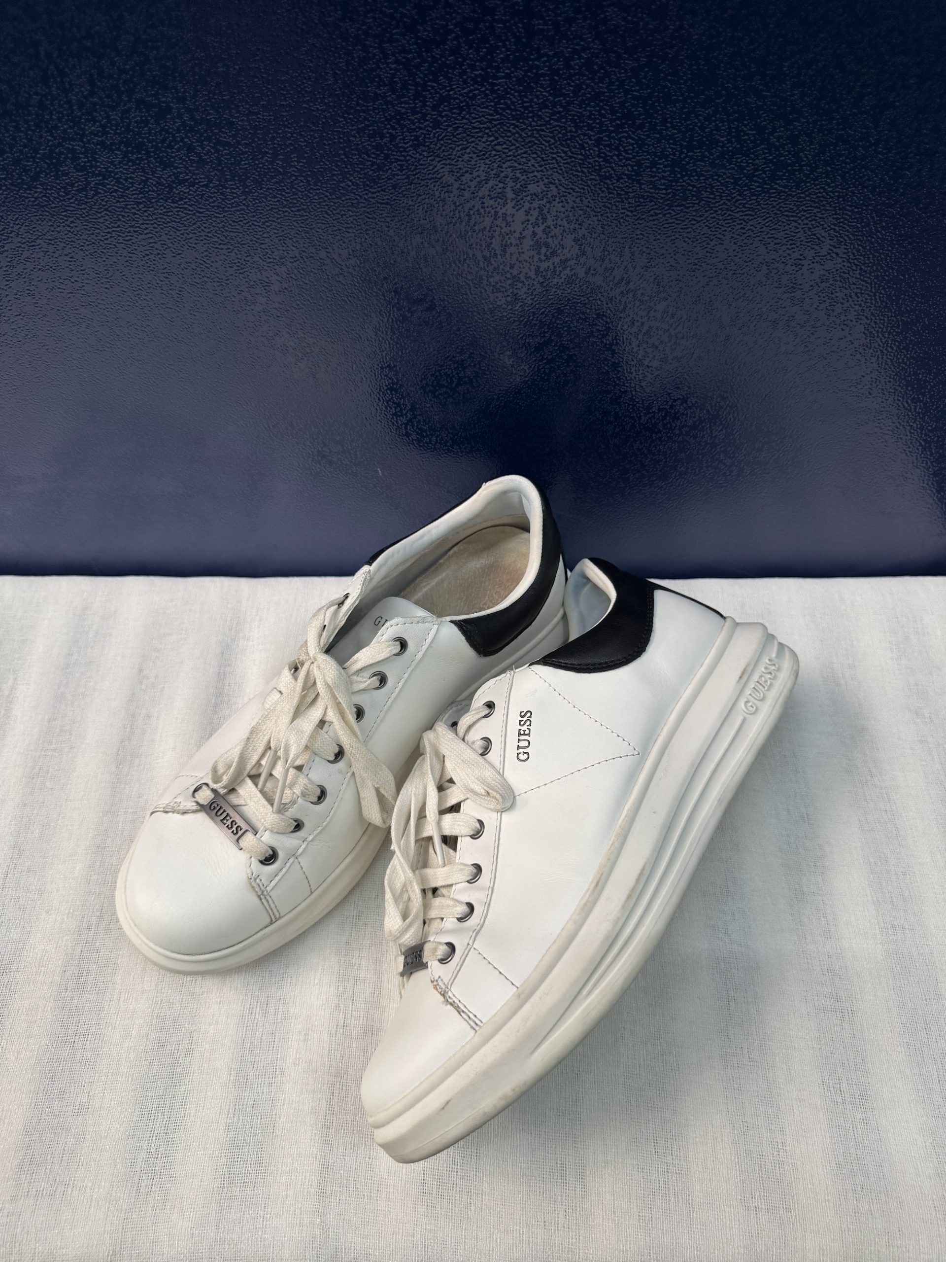 Zapatillas Guess Vibo (FM5VIBELE12) – Blanco/negro, talla 42, usadas image 2