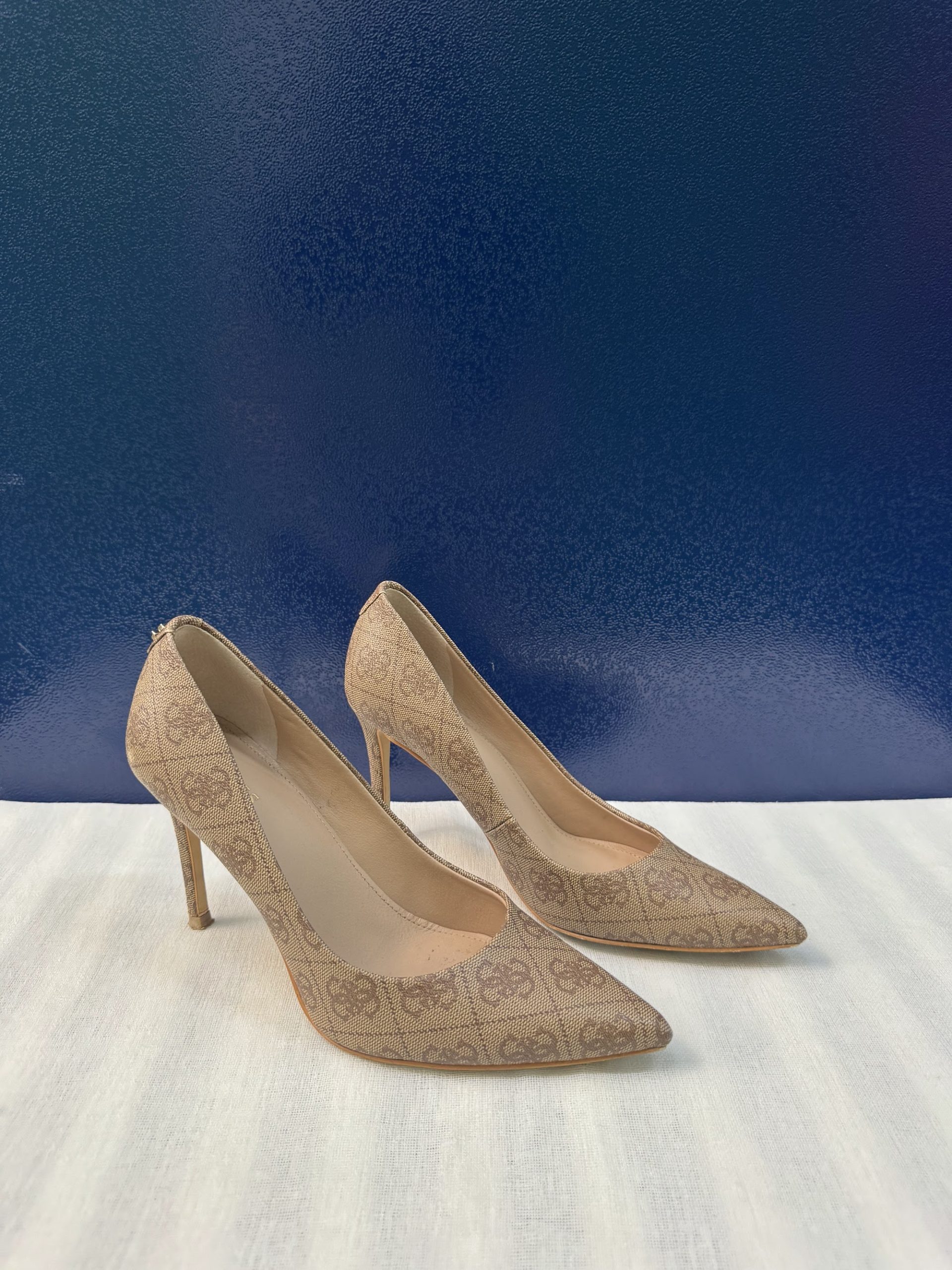 Salones Guess monograma 4G – Beige/marrón, talla 38, usados