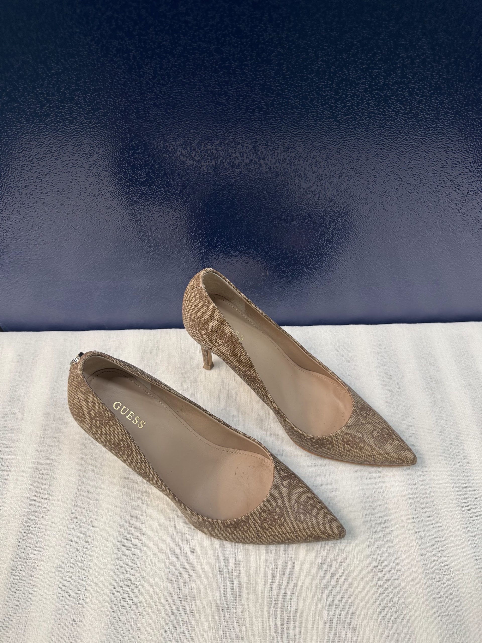Salones Guess monograma 4G – Beige/marrón, talla 38, usados image 2
