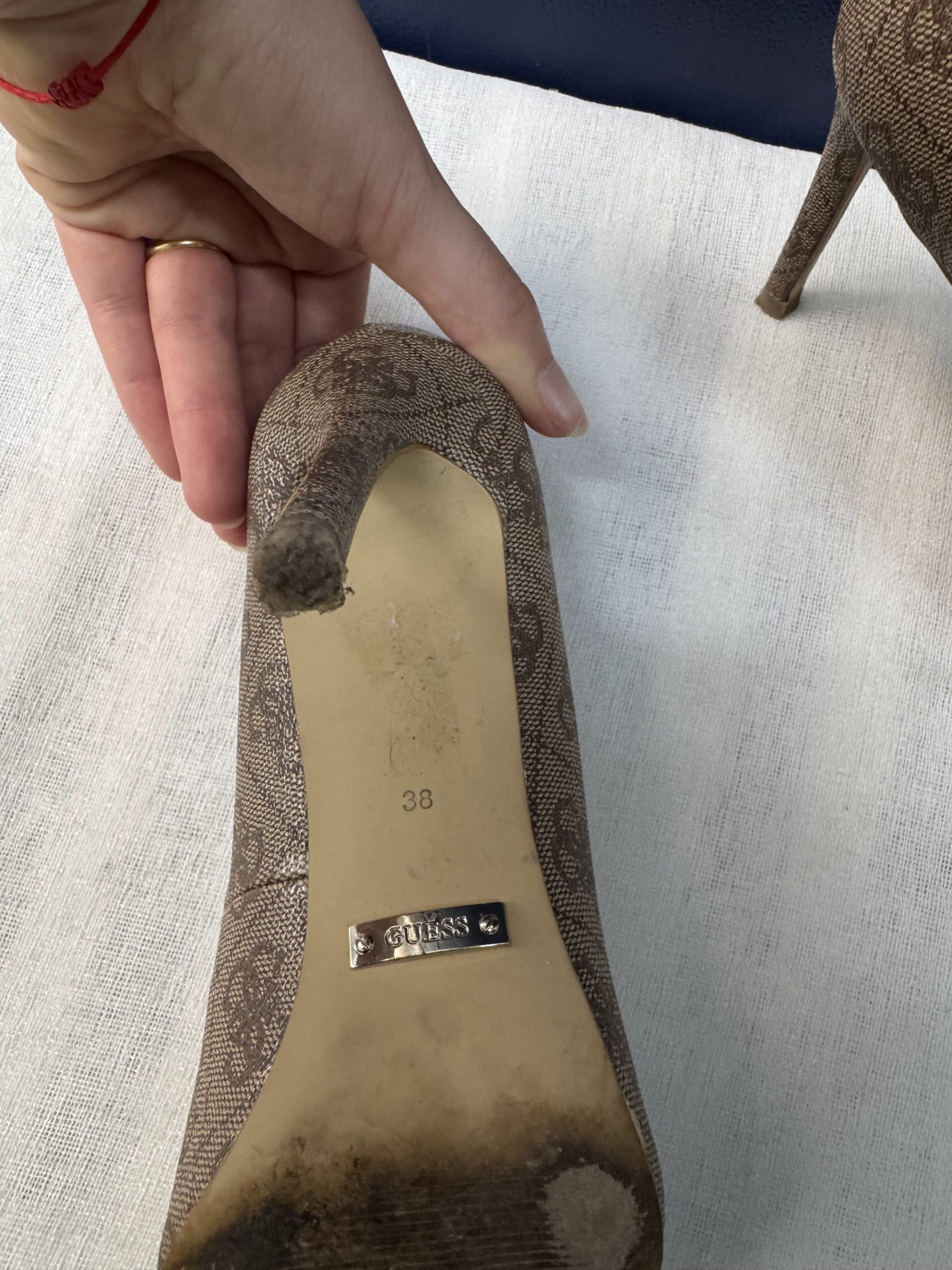 Salones Guess monograma 4G – Beige/marrón, talla 38, usados image 3