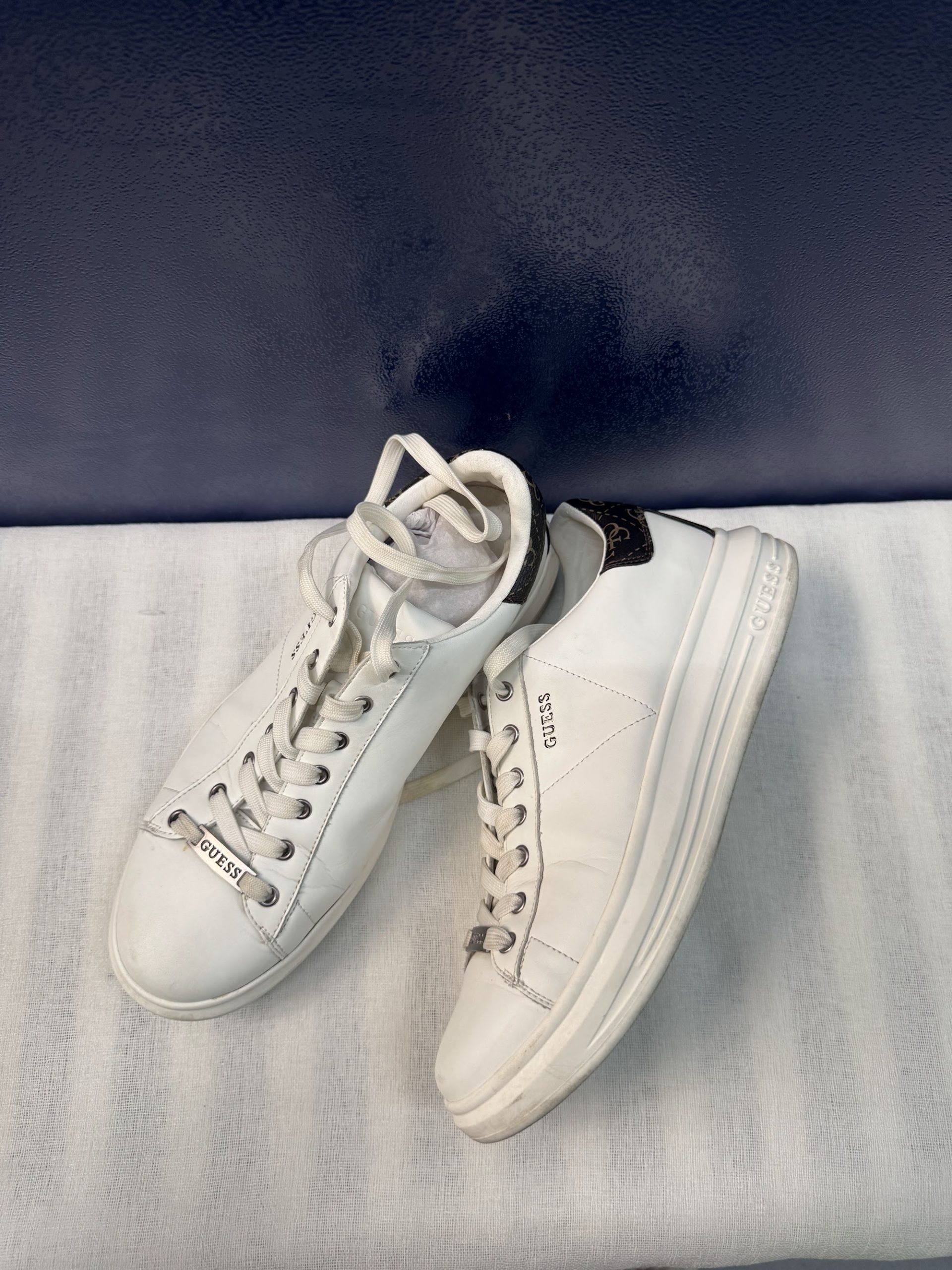 Zapatillas Guess Vibo (FM8VIBFAP12) – Blanco/4G marrón, talla 42, poco uso image 2