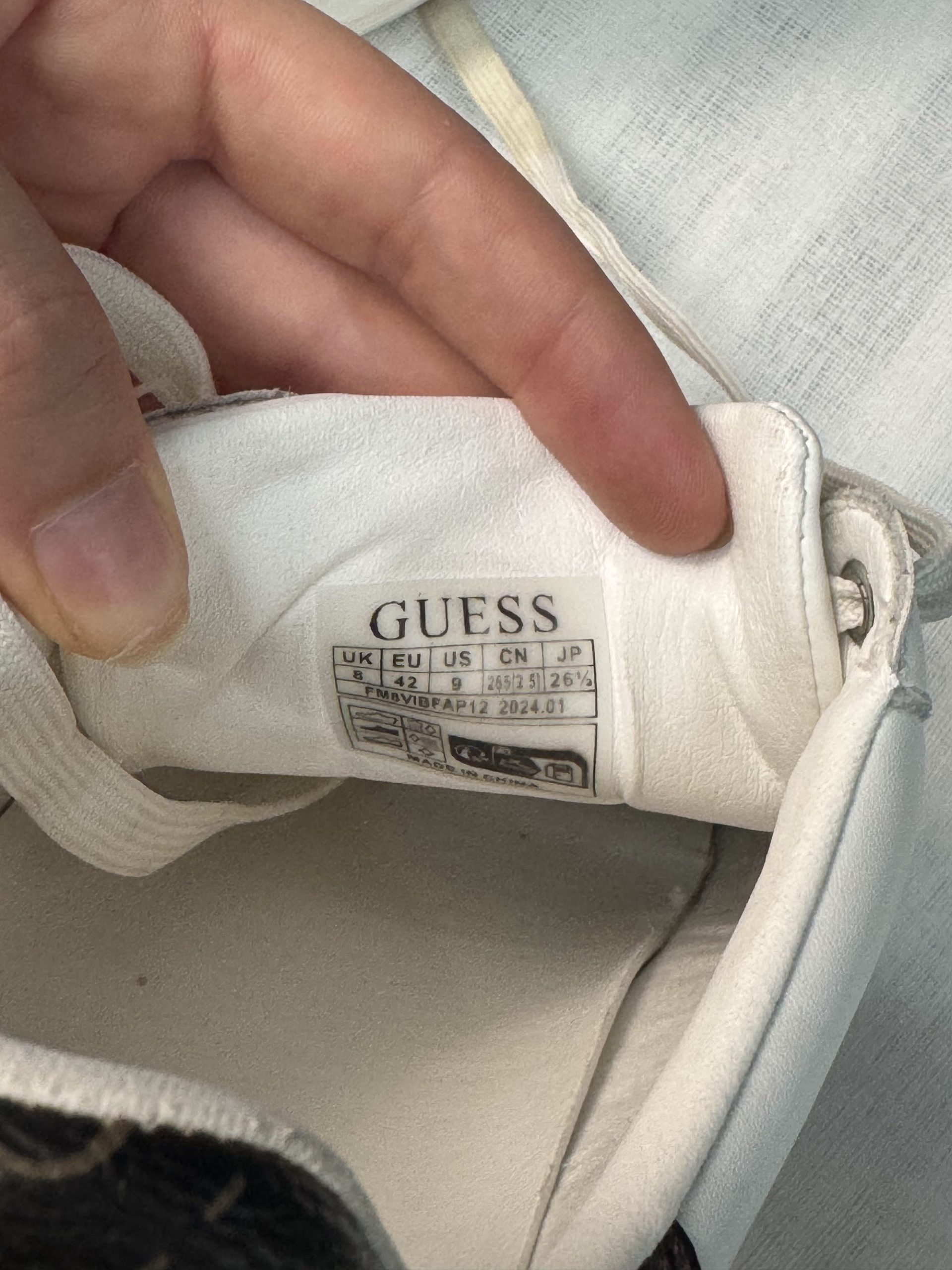 Zapatillas Guess Vibo (FM8VIBFAP12) – Blanco/4G marrón, talla 42, poco uso image 3