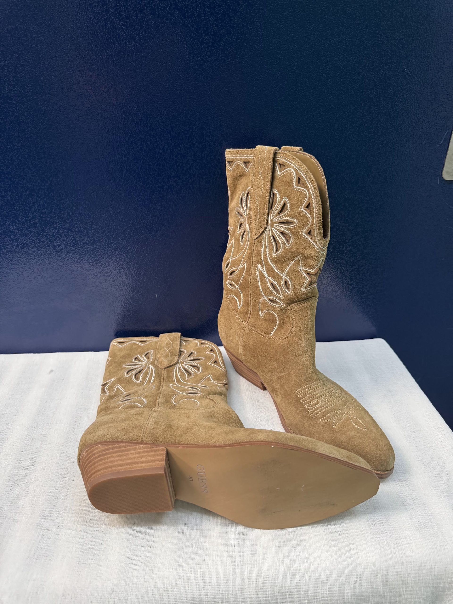 Botines cowboy Guess de ante bordados – Camel, talla 40, nuevos con caja