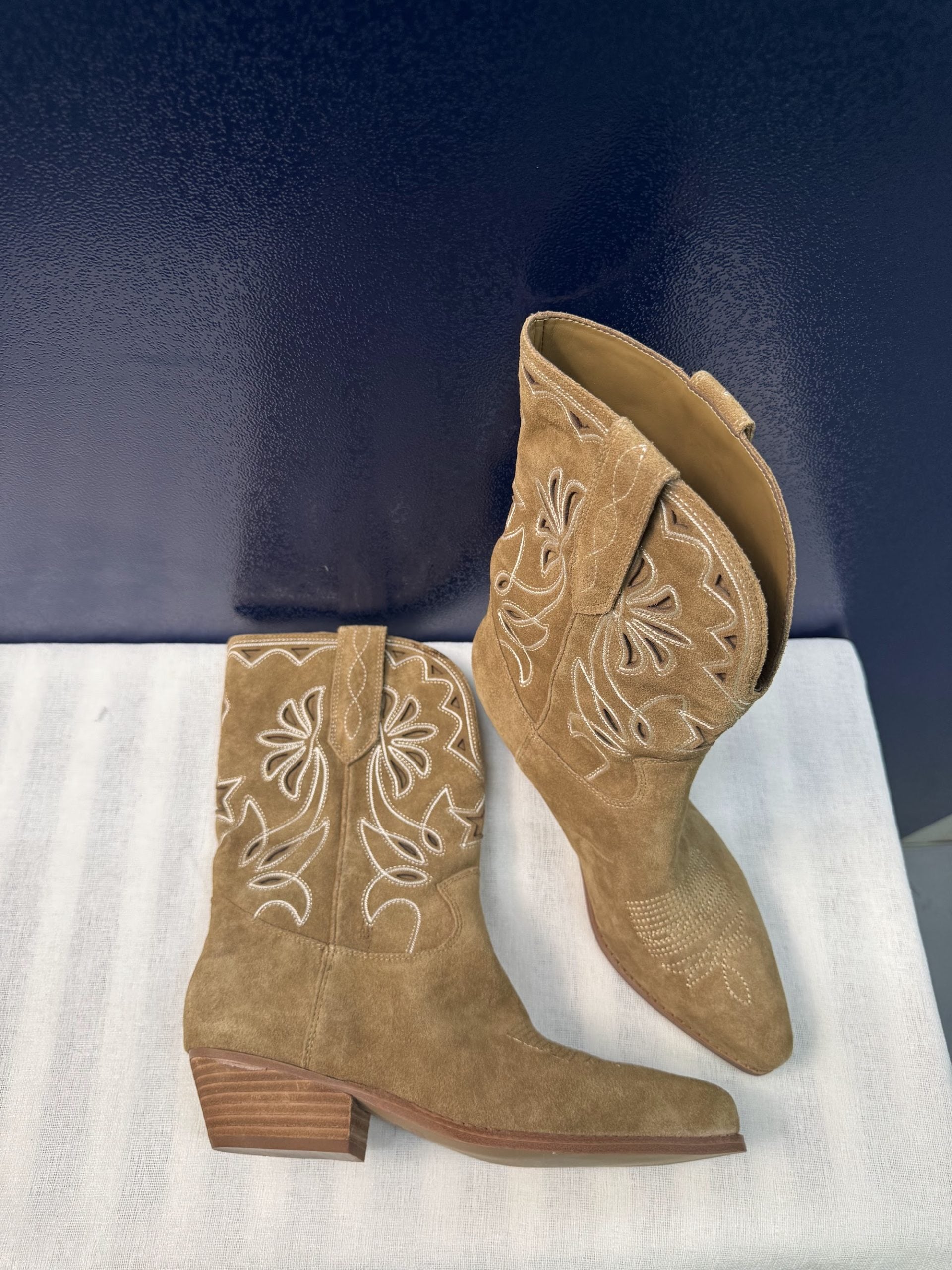 Botines cowboy Guess de ante bordados – Camel, talla 40, nuevos con caja image 2