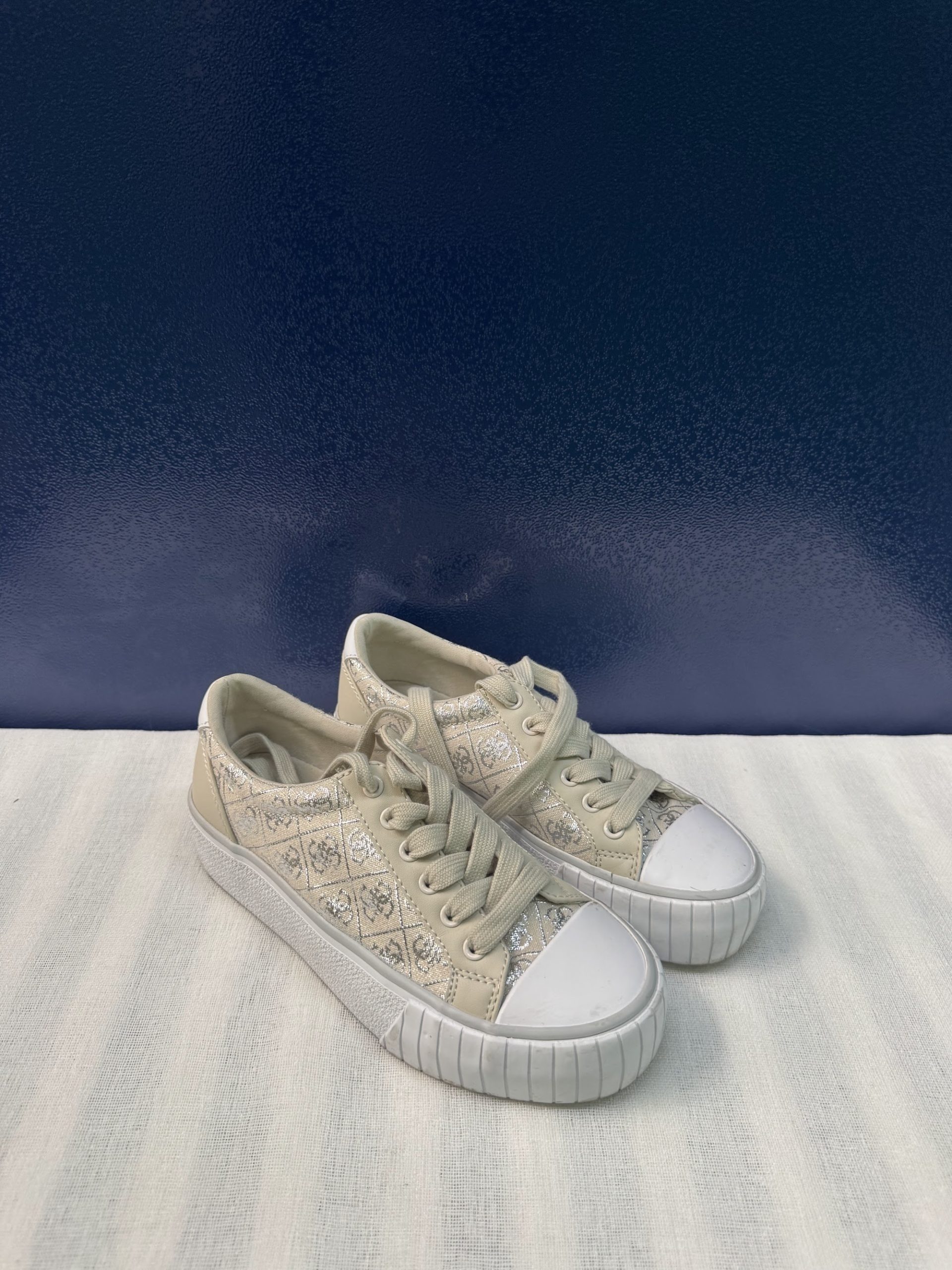 Sneakers plataforma Guess 4G – Beige/marfil, talla 35, usadas