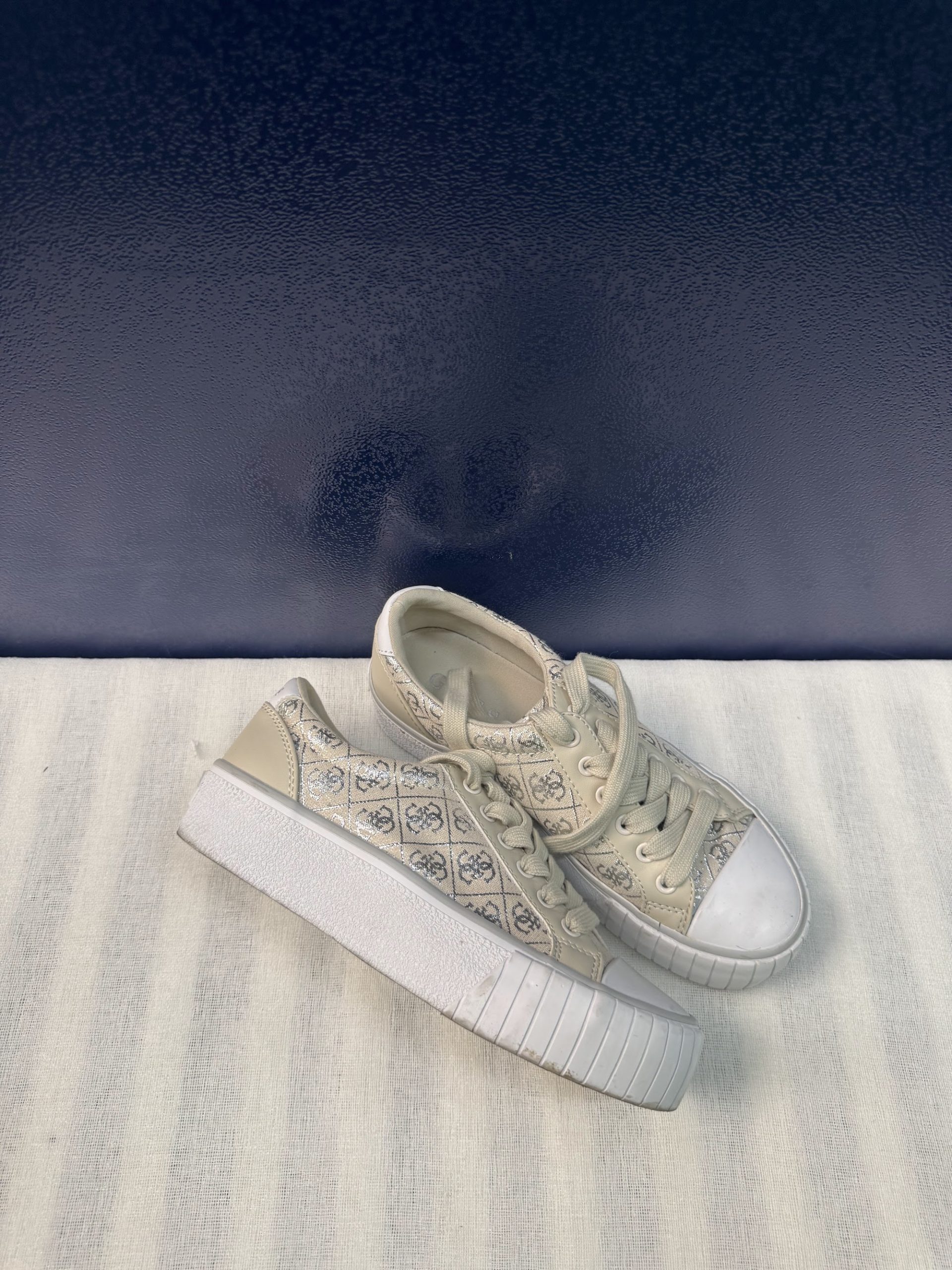 Sneakers plataforma Guess 4G – Beige/marfil, talla 35, usadas image 2