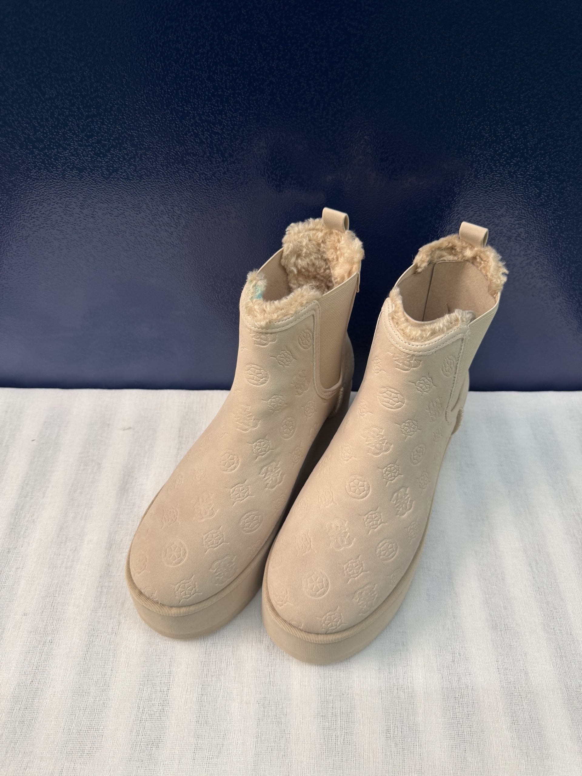 Botines chelsea Guess con borrego – Beige/arena, talla 40, como nuevos