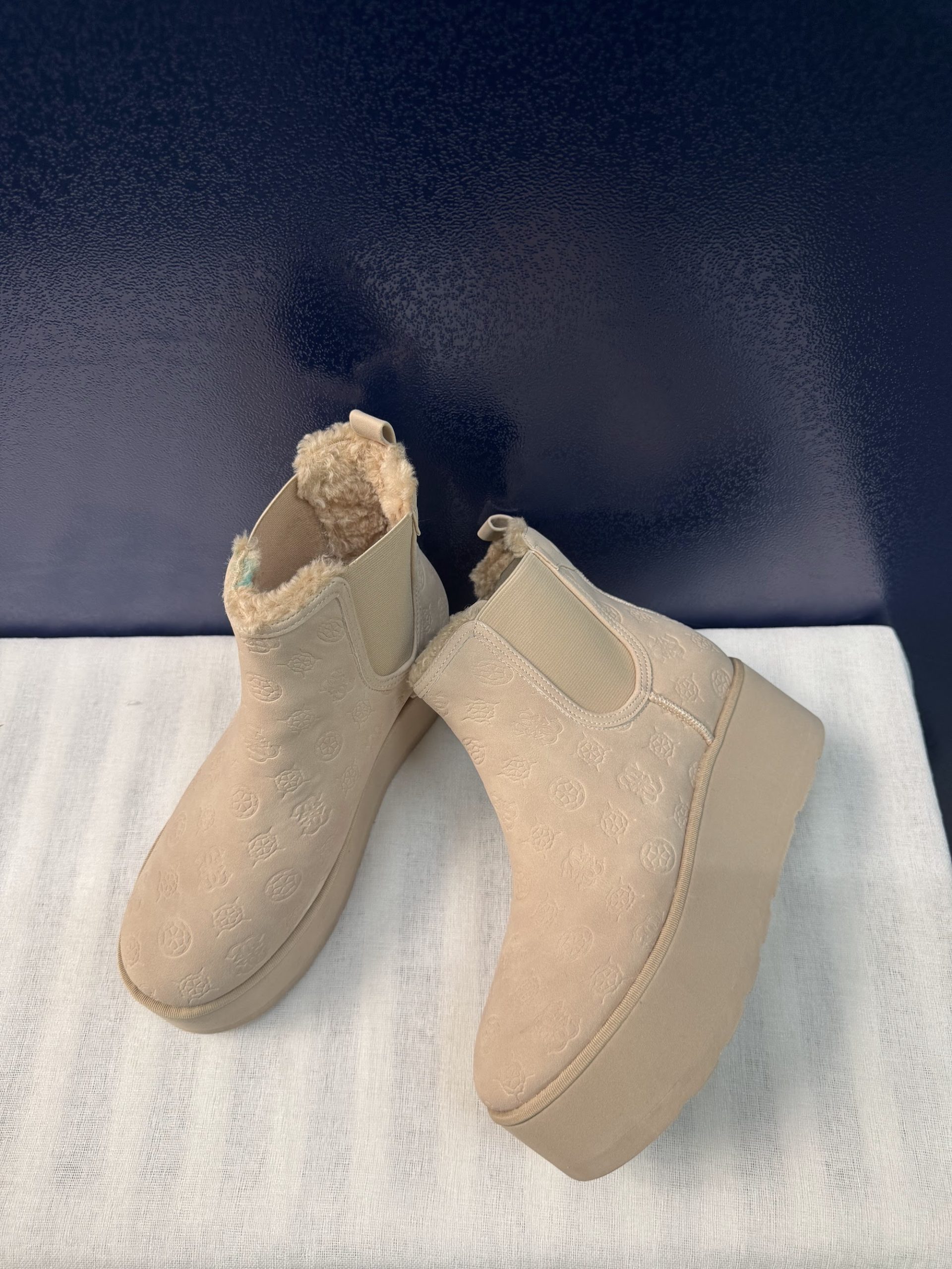 Botines chelsea Guess con borrego – Beige/arena, talla 40, como nuevos image 2