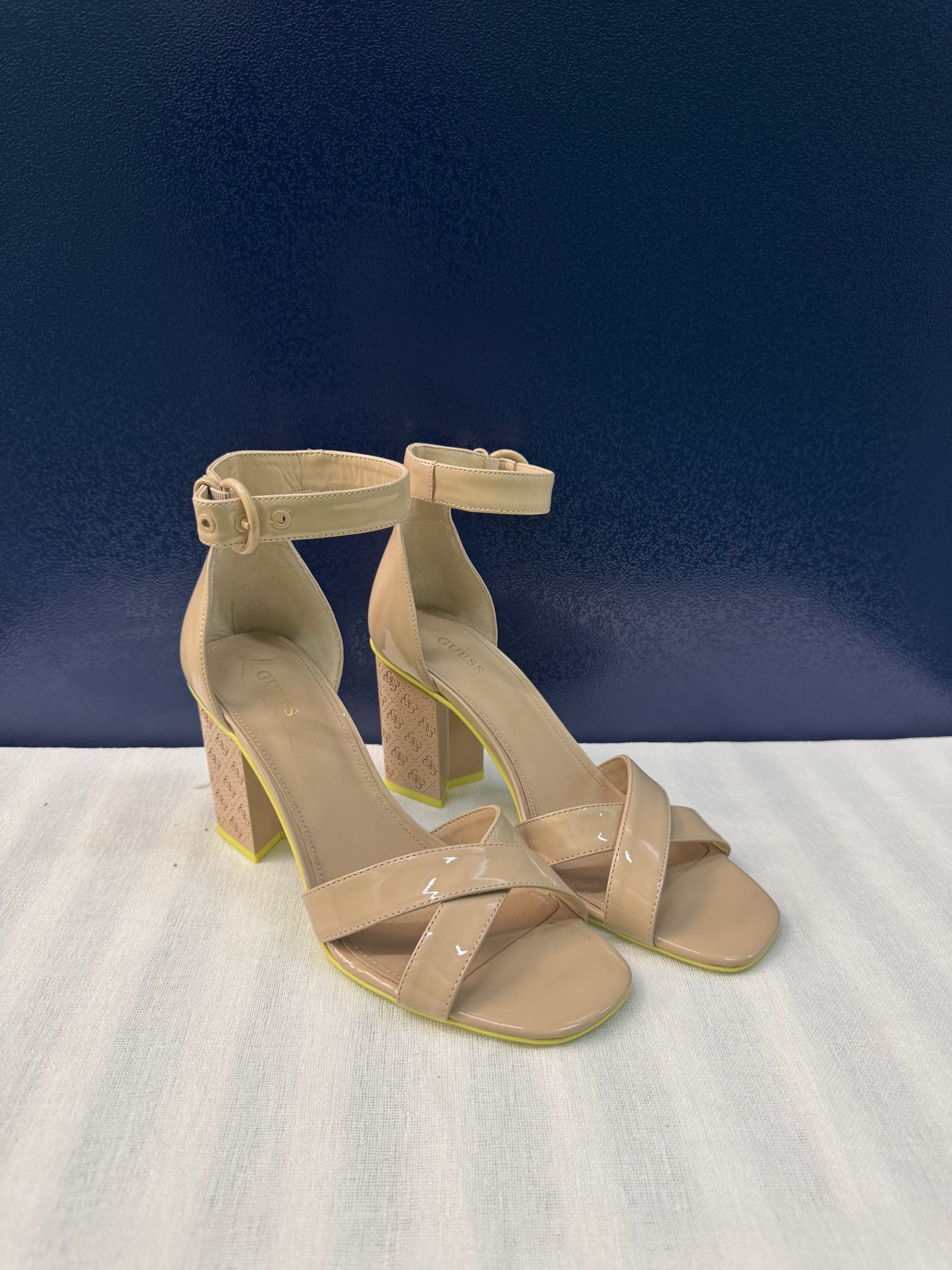 Sandalias de tacón Guess – Nude charol/amarillo lima, talla 40, como nuevas