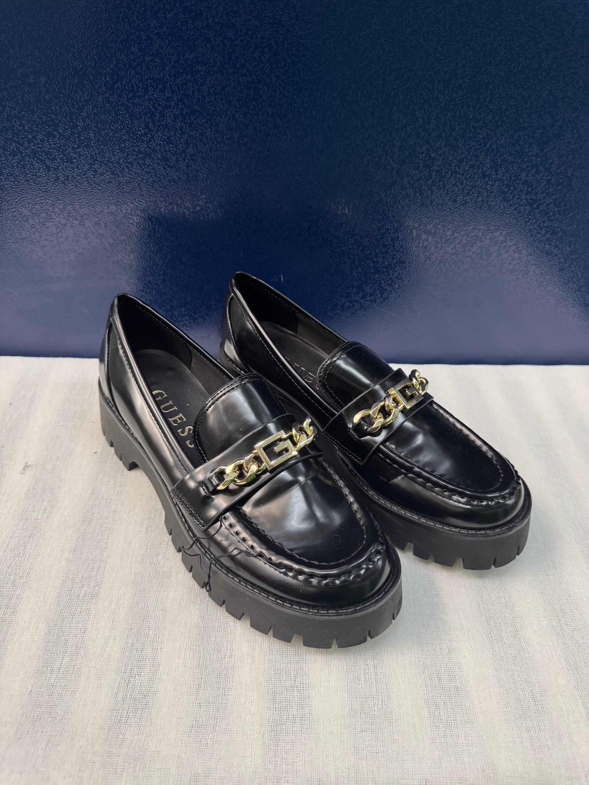 Mocasines plataforma Guess con cadena – Negro, talla 41, como nuevos