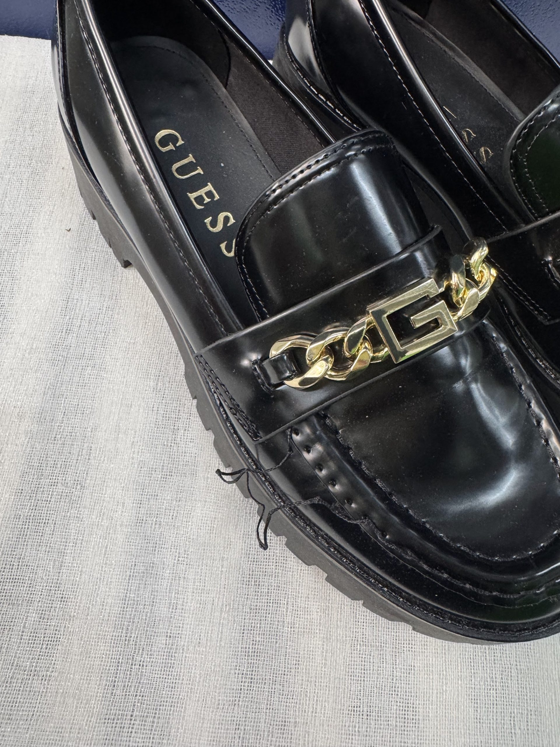 Mocasines plataforma Guess con cadena – Negro, talla 41, como nuevos image 2