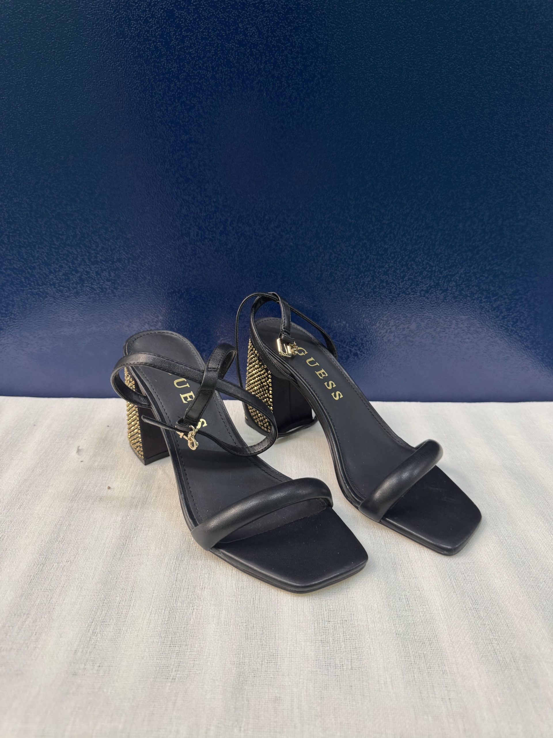 Sandalias de tacón Guess strass – Negro/dorado, talla 40, como nuevas