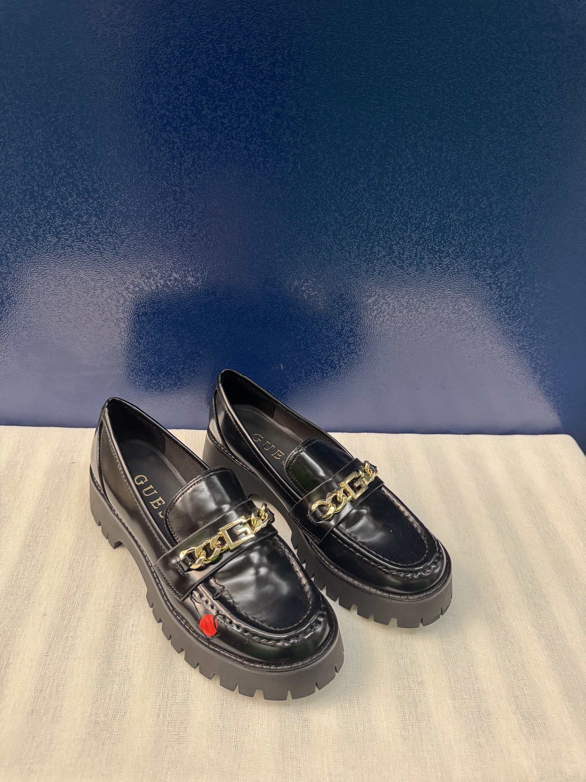 Mocasines plataforma Guess con cadena – Negro, talla 40, como nuevos