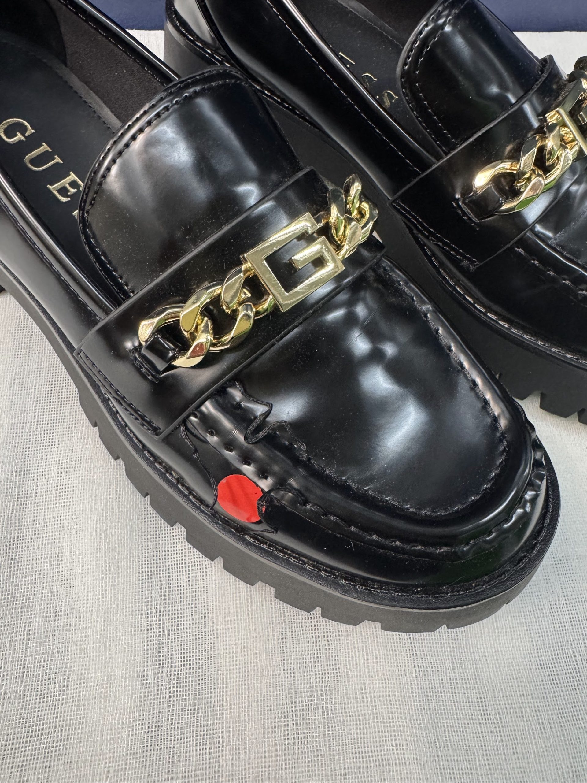 Mocasines plataforma Guess con cadena – Negro, talla 40, como nuevos image 2