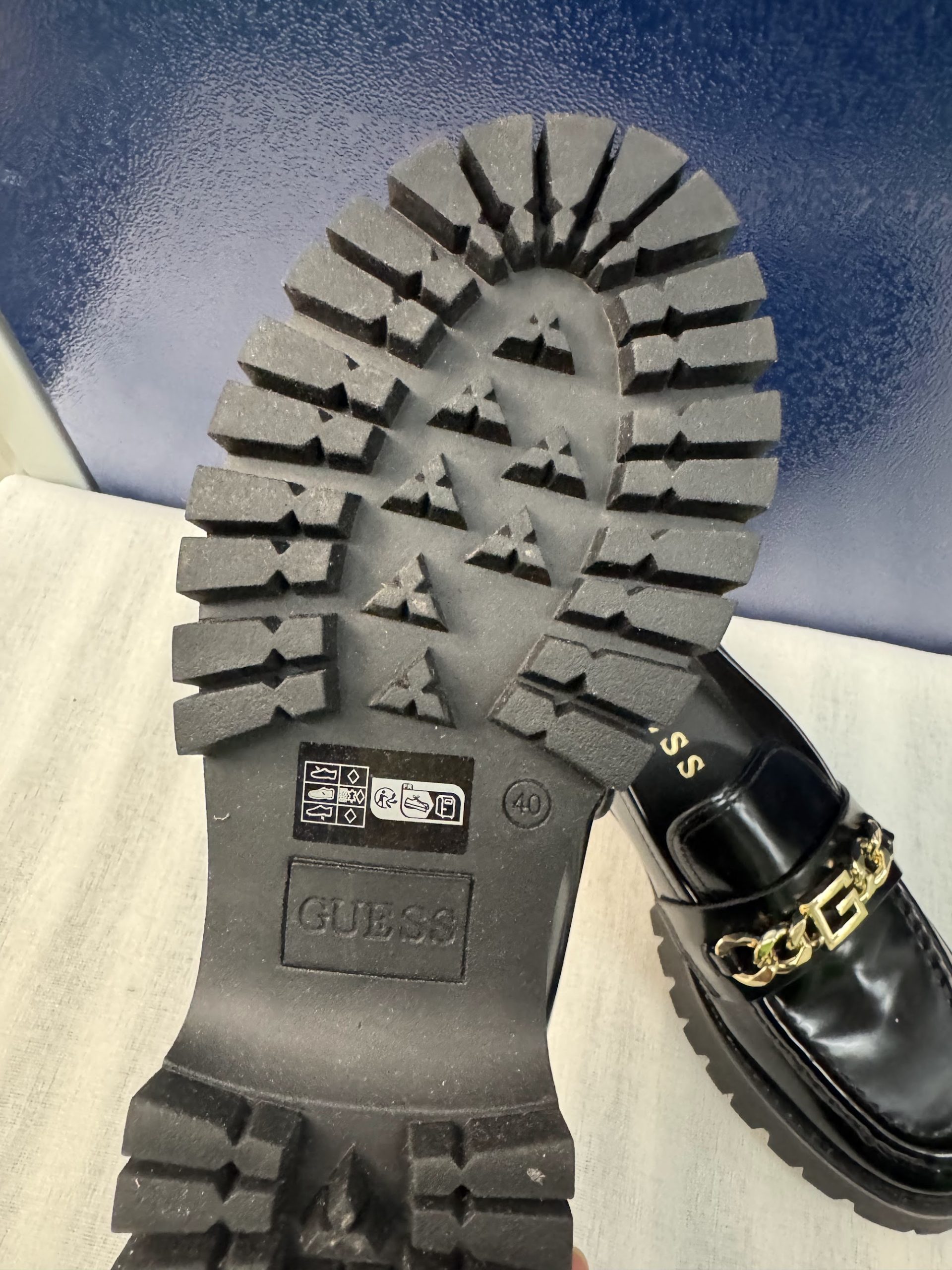 Mocasines plataforma Guess con cadena – Negro, talla 40, como nuevos image 3