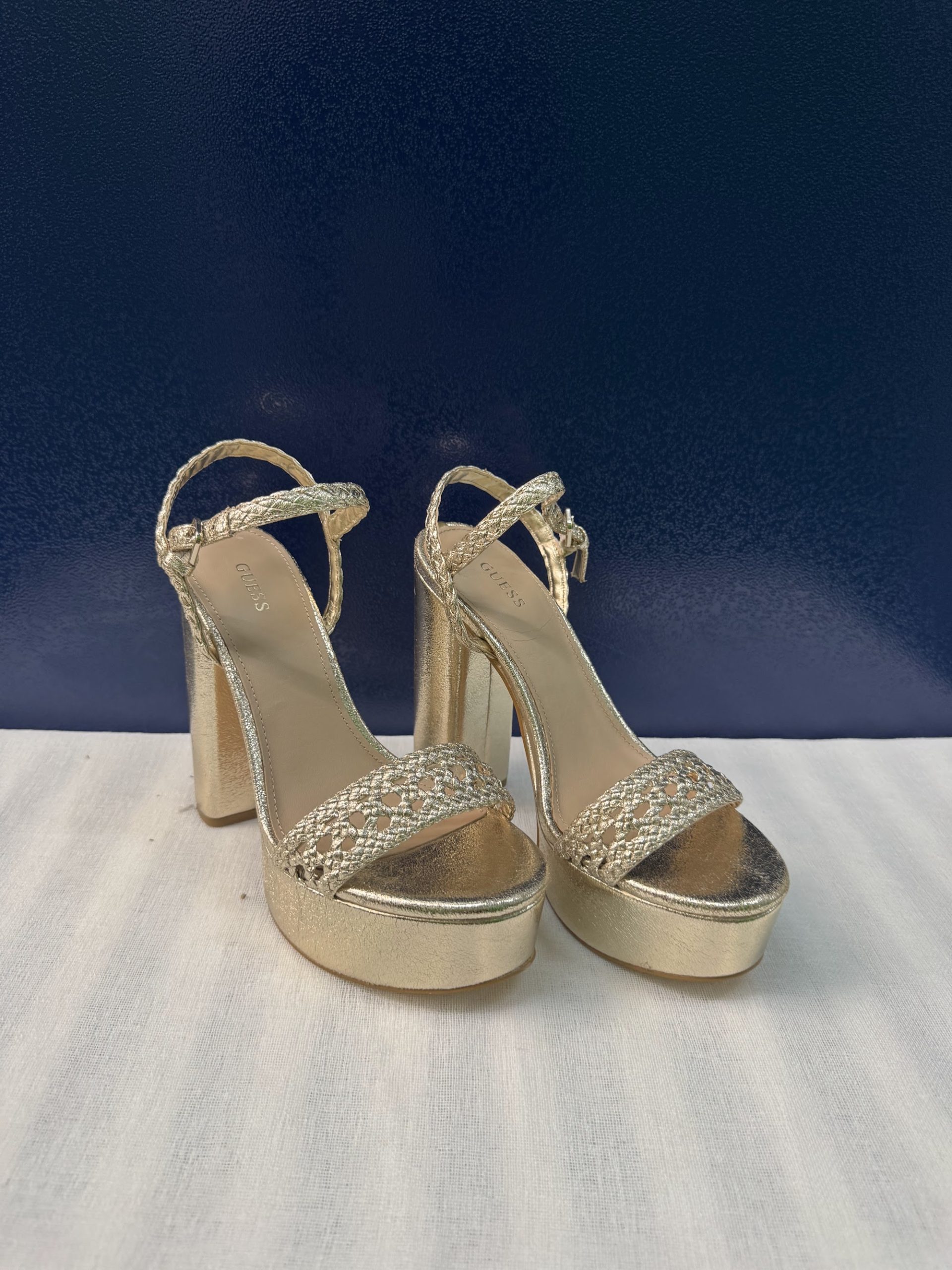 Sandalias plataforma Guess trenzadas – Dorado, talla 38, como nuevas